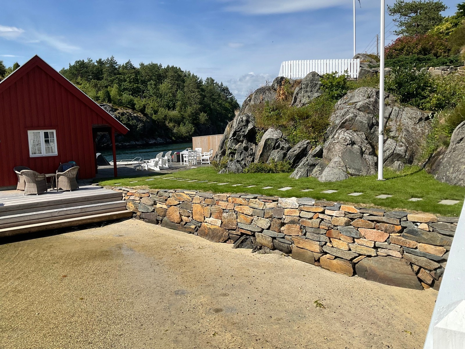 Fra sandstranden mellom sjøbua og hytta Galleribilde