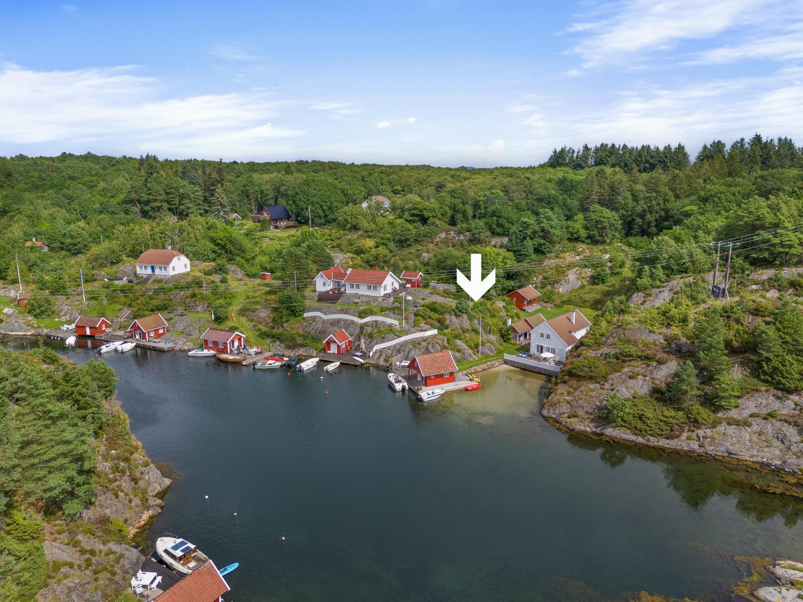 Dronefoto over område med pil mot eiendommen Galleribilde