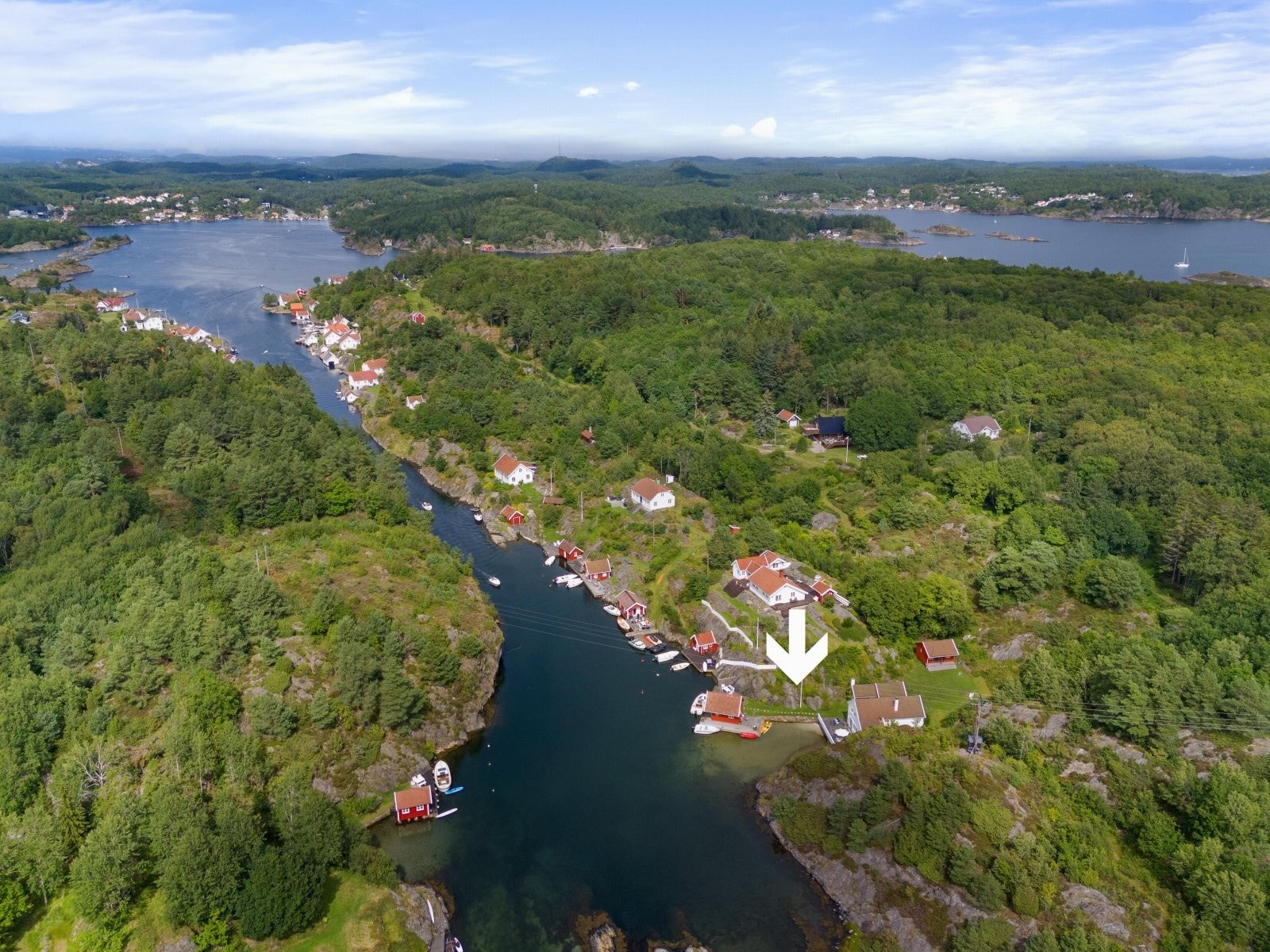 Dronefoto over området og Skippergada - med pil mot eiendommen Galleribilde