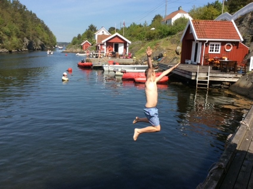 Selgers eget bilde av bading rett ut fra bryggen Galleribilde