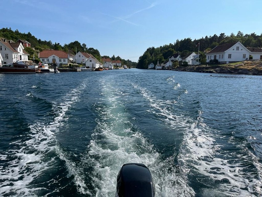 Båten på vei ut fra Skippergada mot Kongshavn Galleribilde