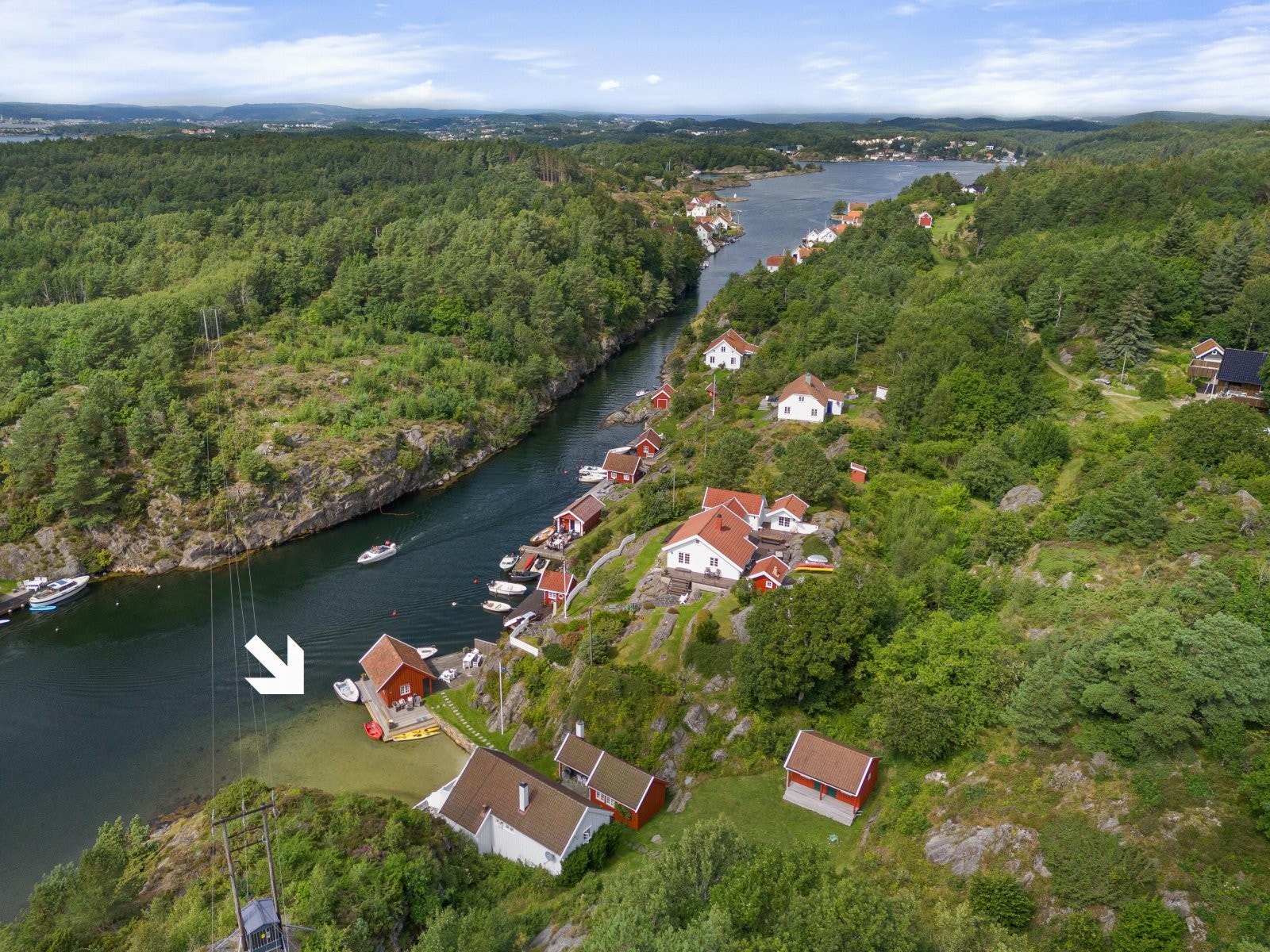 Dronebilde av området og over Skippergada - pil mot eiendommen Galleribilde