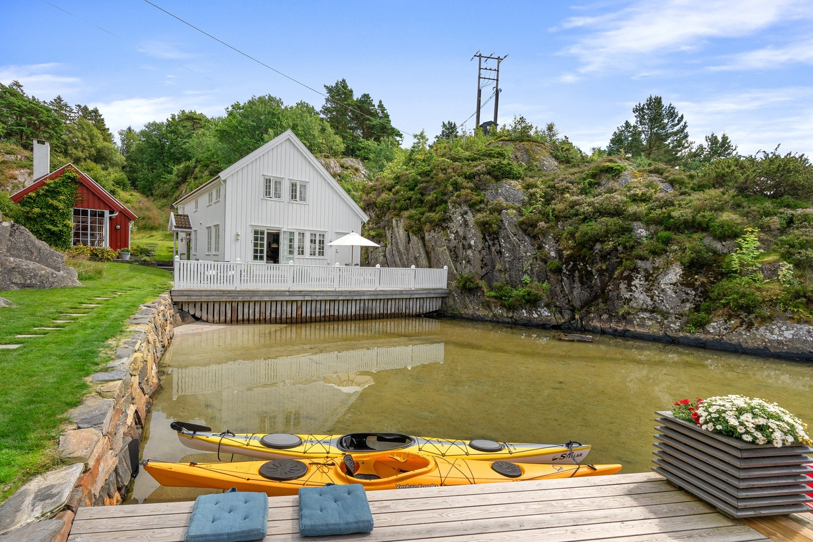 Fra del av strandlinjen med sandstrand foran hytten Galleribilde