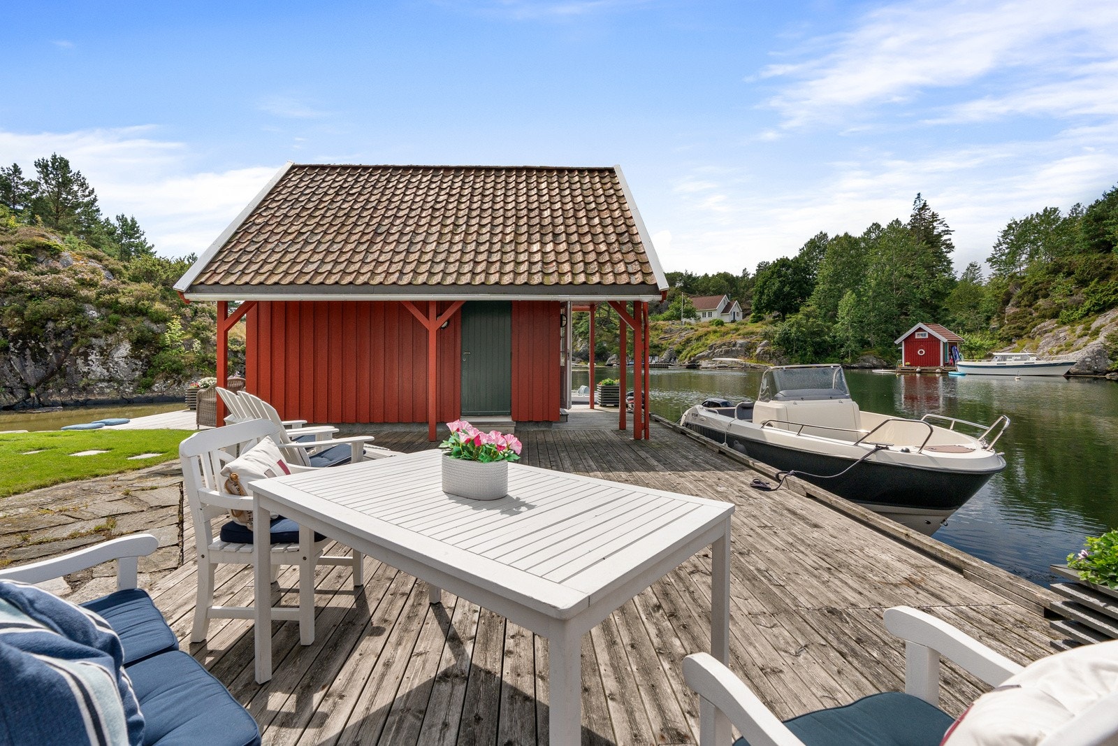 Romslig del av brygge med plass til spisebord Galleribilde
