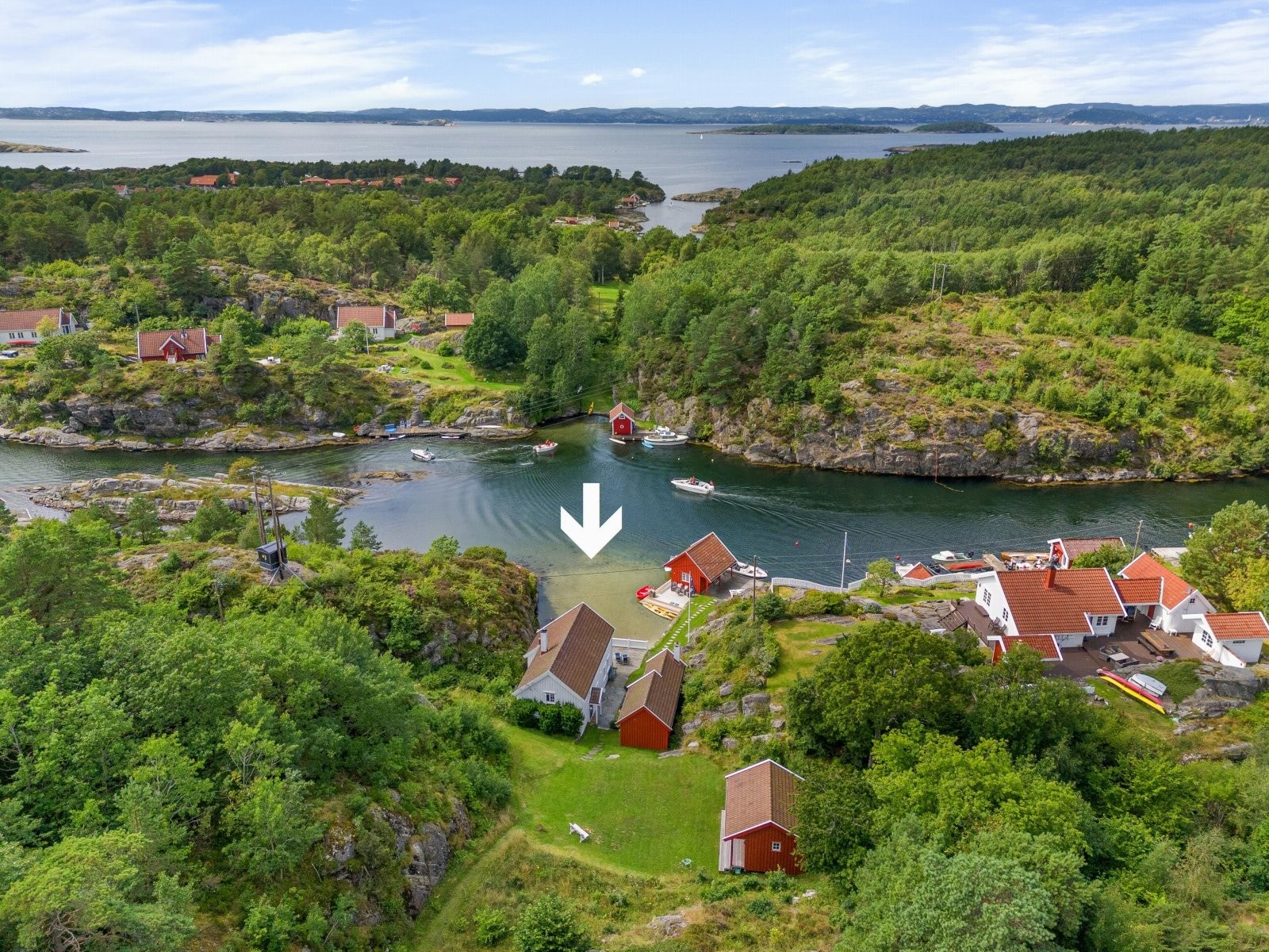 Dronebilde over området med pil mot eiendommen Galleribilde