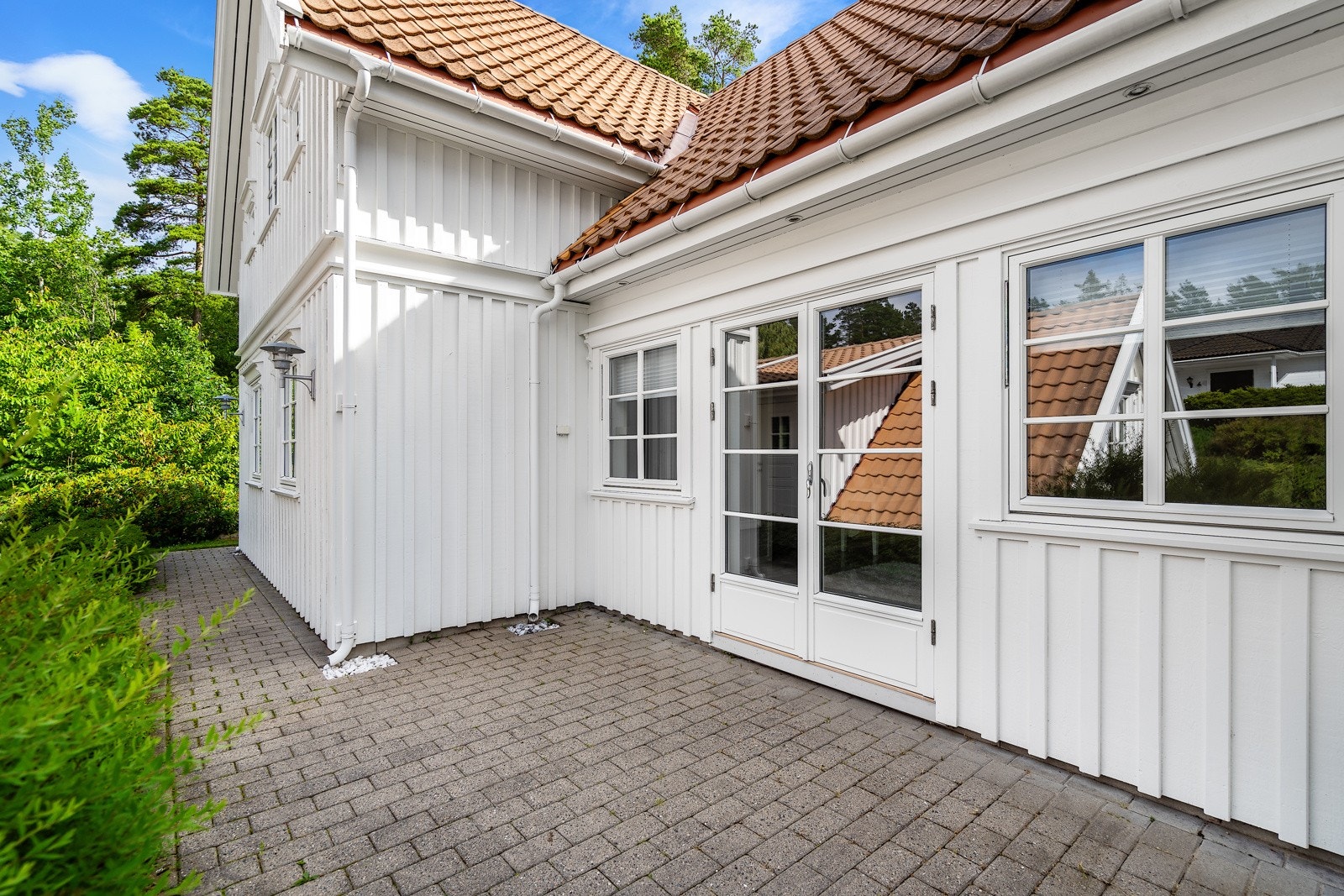 Eiendommen har flere lune uteplasser Galleribilde