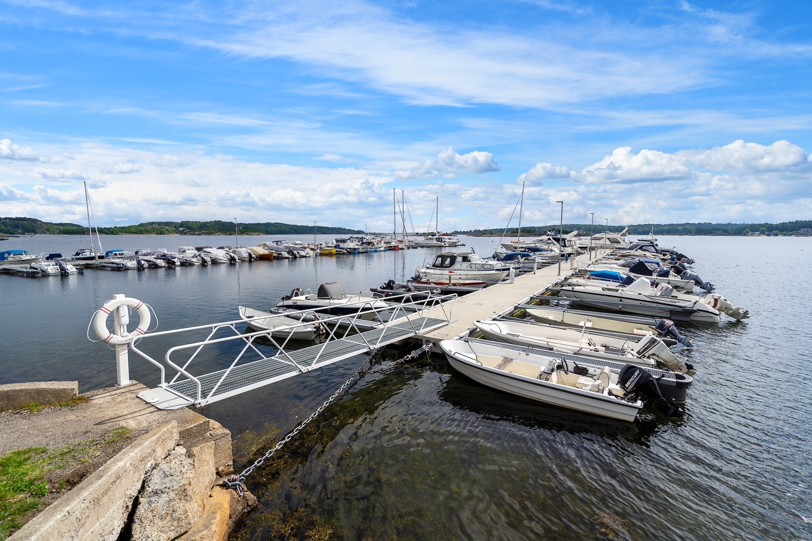 Eiendommen har fortrinnsrett til båtplass i Grimestad båthavn Galleribilde