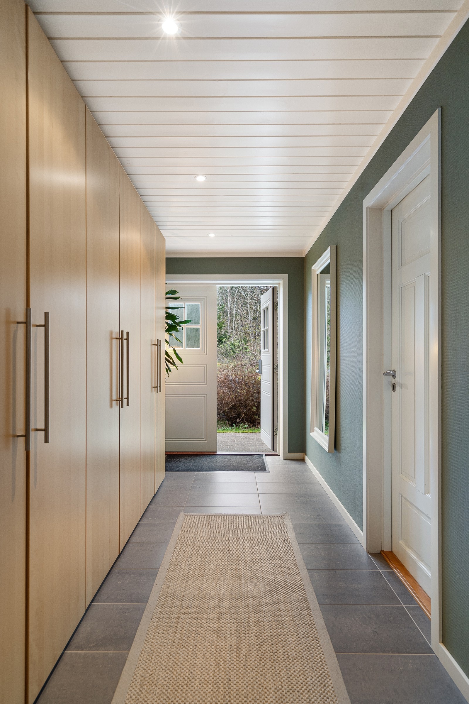 Hall med mye garderobeplass Galleribilde