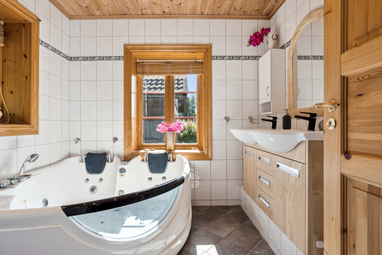 I 1. etasje finner du et helfliset bad med boblebadekar, dobbelt servant og gulvvarme. Galleribilde