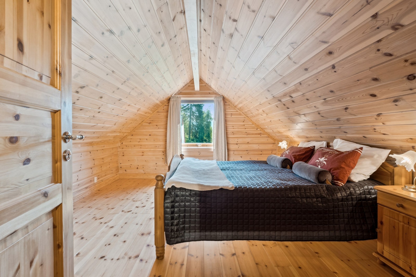 Innredet rom på loftet. Ikke godkjent til varig opphold. Galleribilde