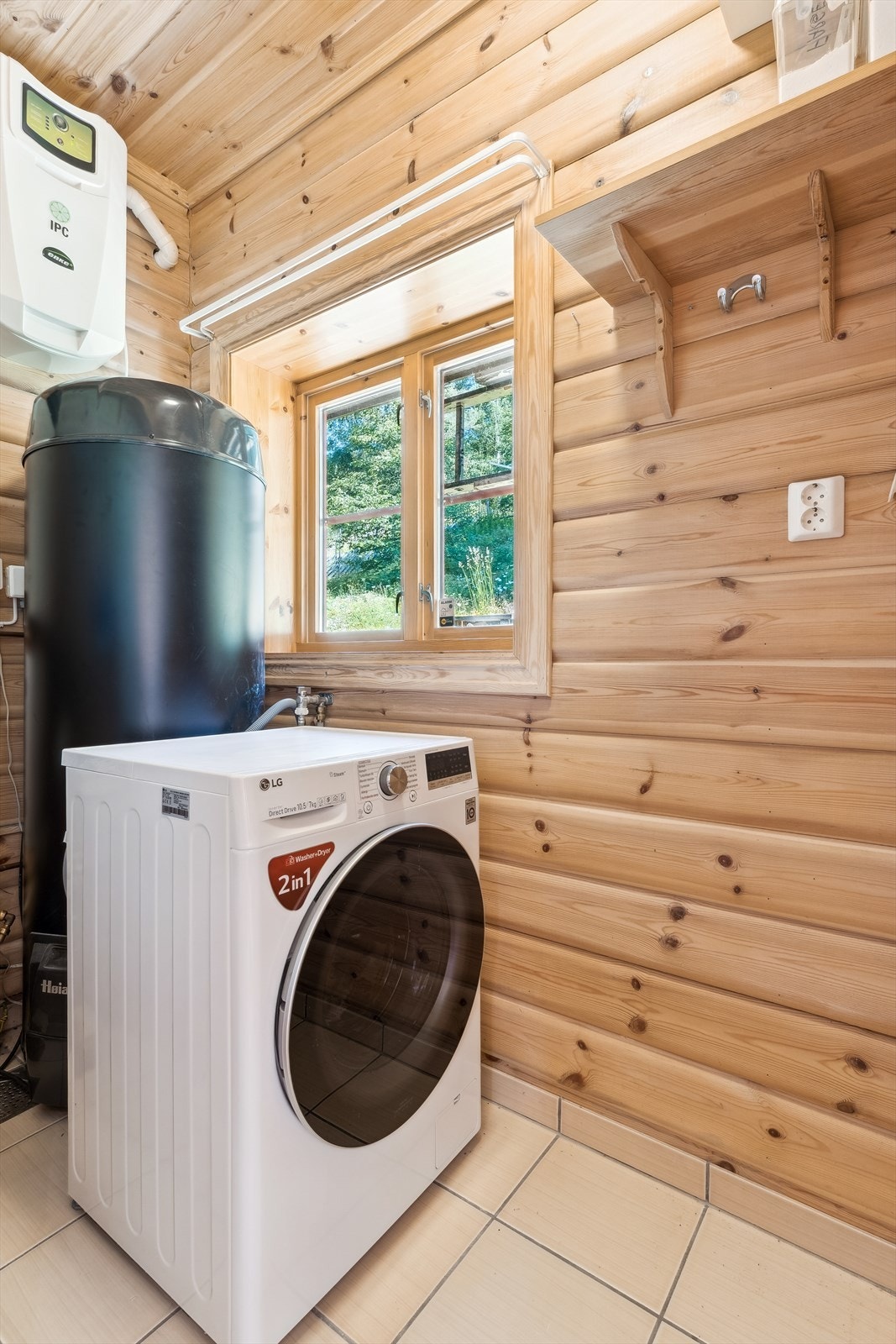 Praktisk bod/vaskerom. Her er boligens sikringsskap, rørfordelingsskap, stoppekran og en 300-liters varmtvannsbereder fra 2024 plassert. Galleribilde