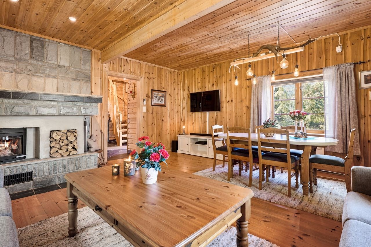 Stue/spisestue med plass til langbord. Galleribilde