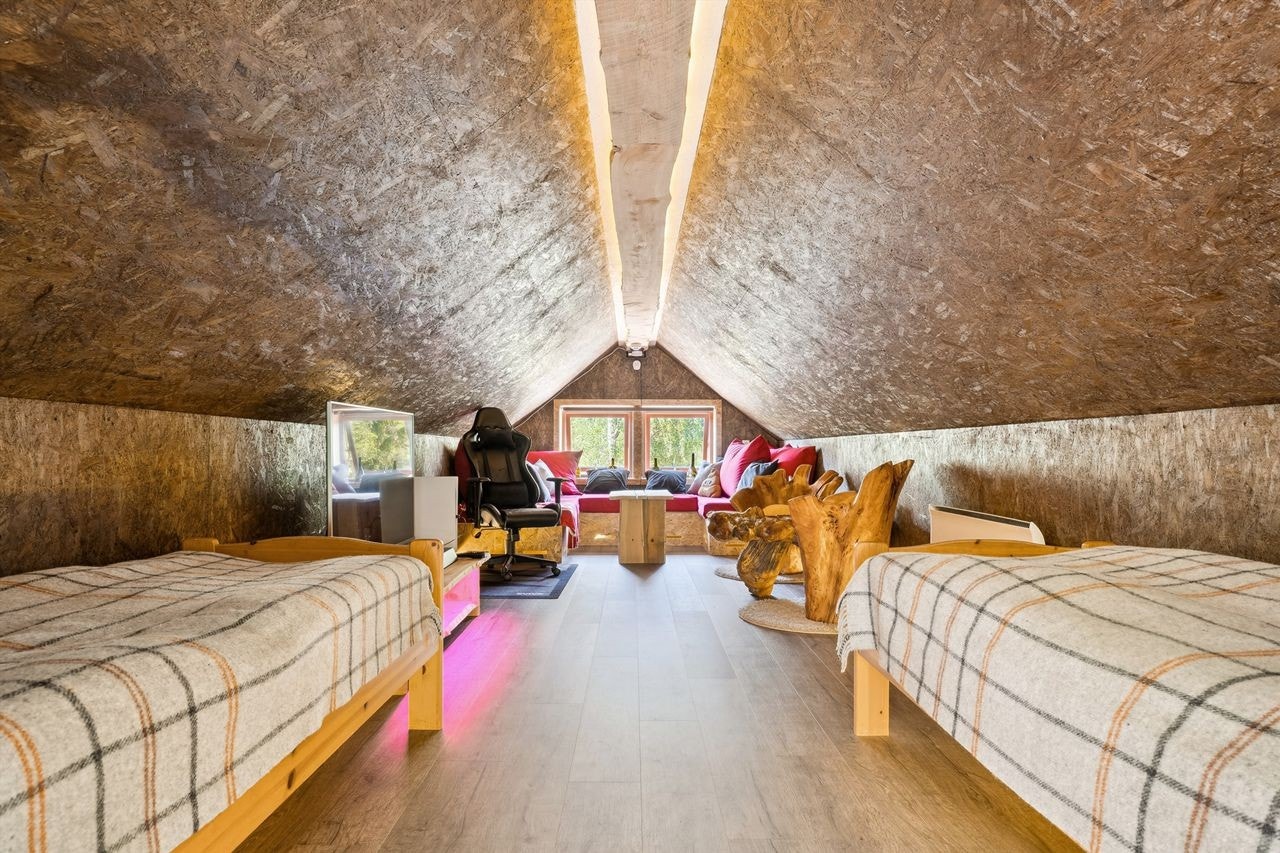 Isolert loftsrom i garasjen. Ikke godkjent til varig opphold. Galleribilde