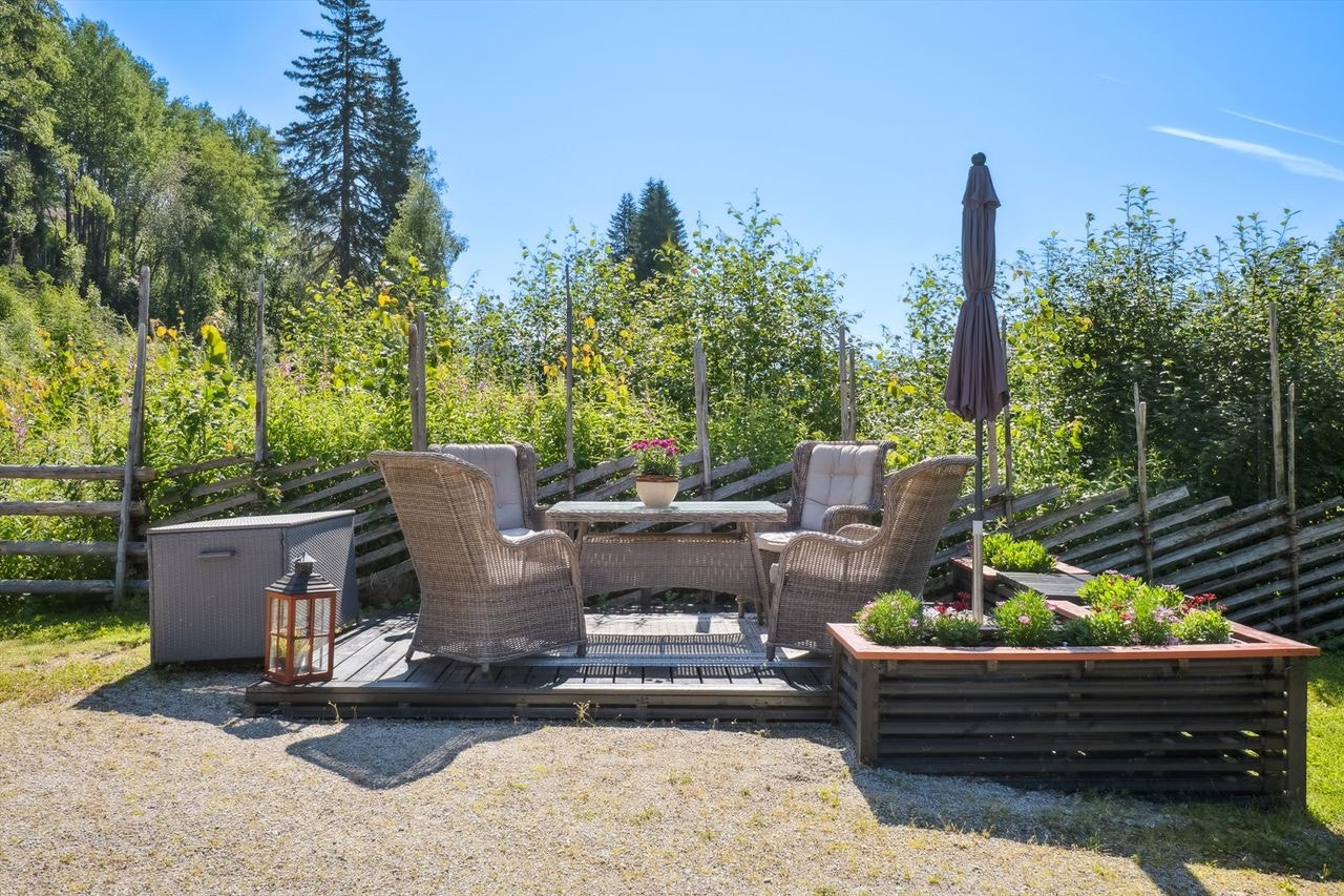 Frittliggende platting på 9m² gir et ekstra uteområde. Galleribilde