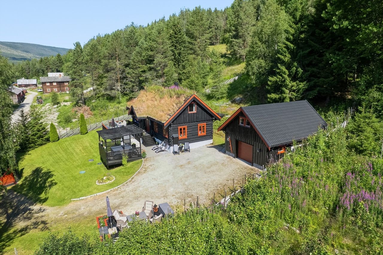 Sjarmerende fritidsbolig med torvtak og romslig garasje, omkranset av vakker natur og pent opparbeidet tomt. Galleribilde