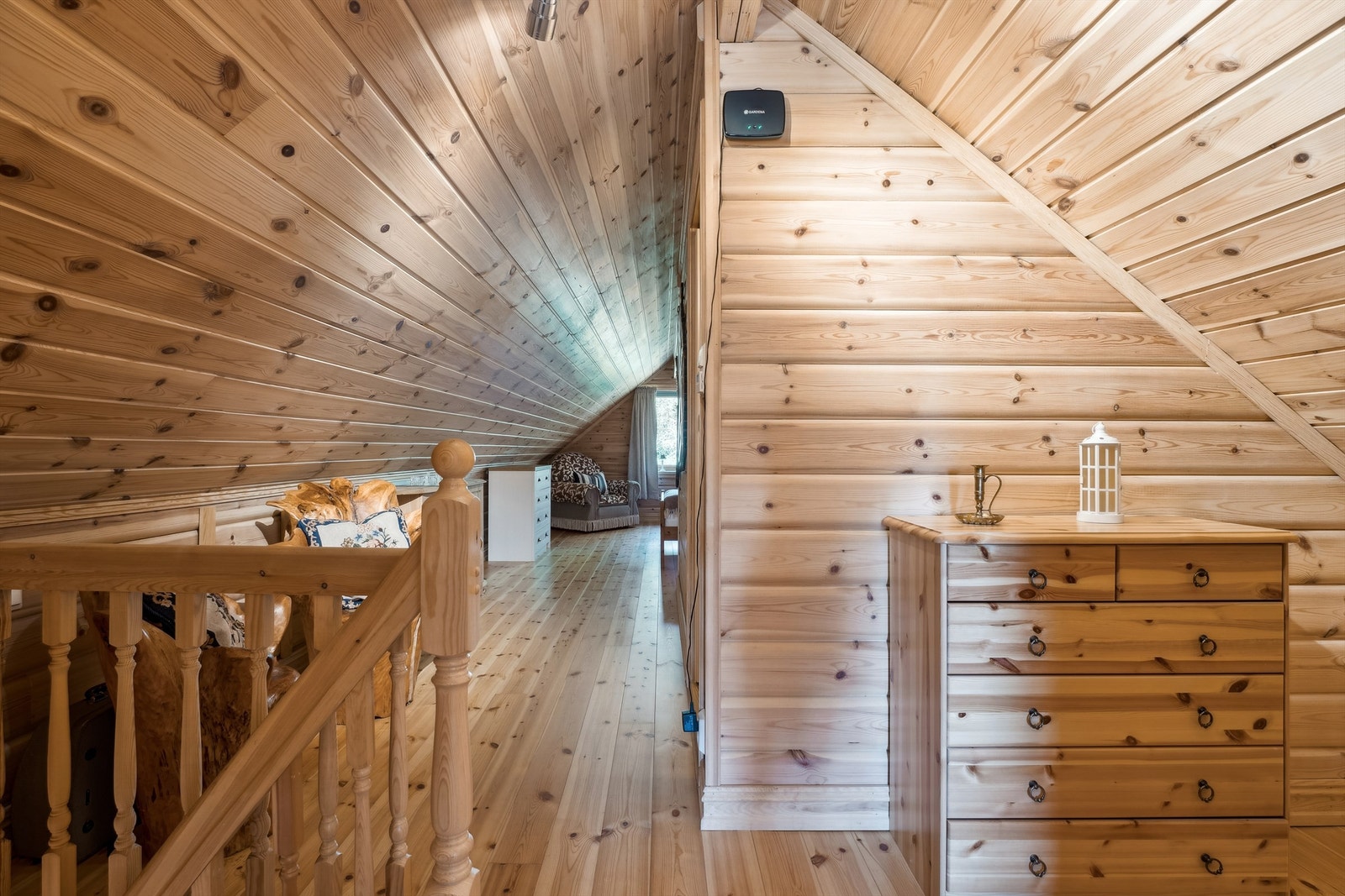 Gang i loftsetasjen med tilgang til knevegger for ekstra lagringsplass. Galleribilde