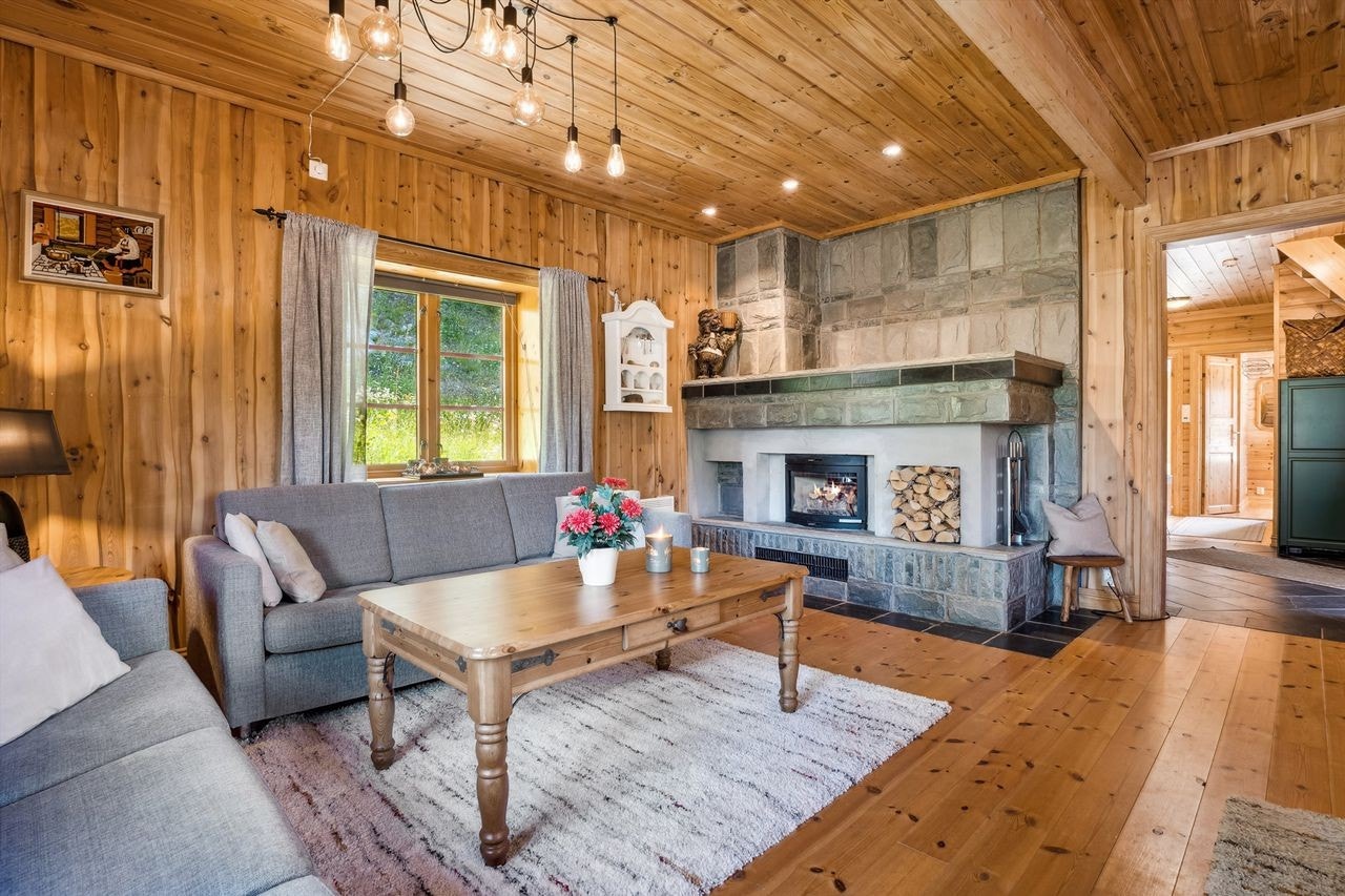 Stue med skiferblendet peis. Peisinnsatsen ble skiftet i 2021. Galleribilde