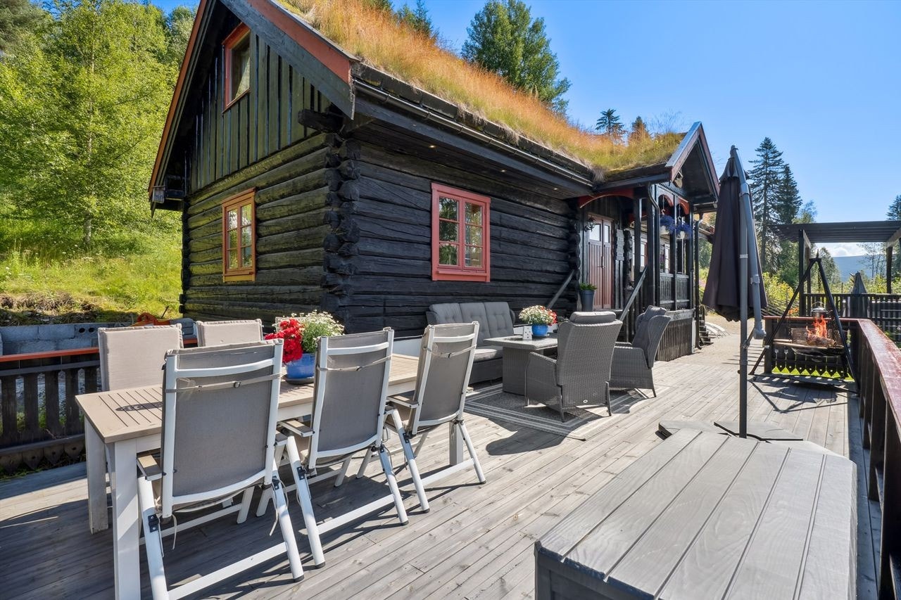 Terrassen har plass til både spisegruppe og sofamøblement. Galleribilde