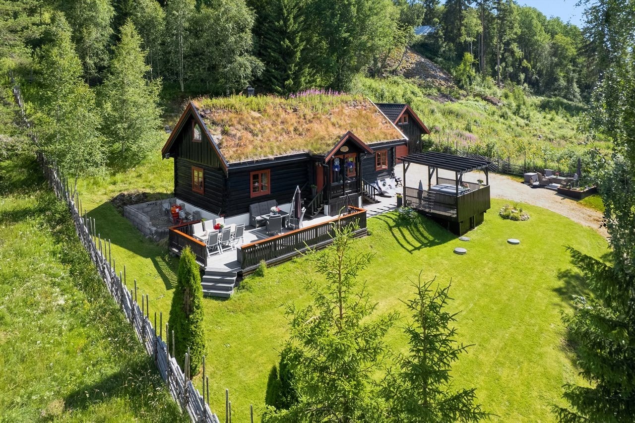 Grønn og velstelt hage med flere uteplasser. Galleribilde