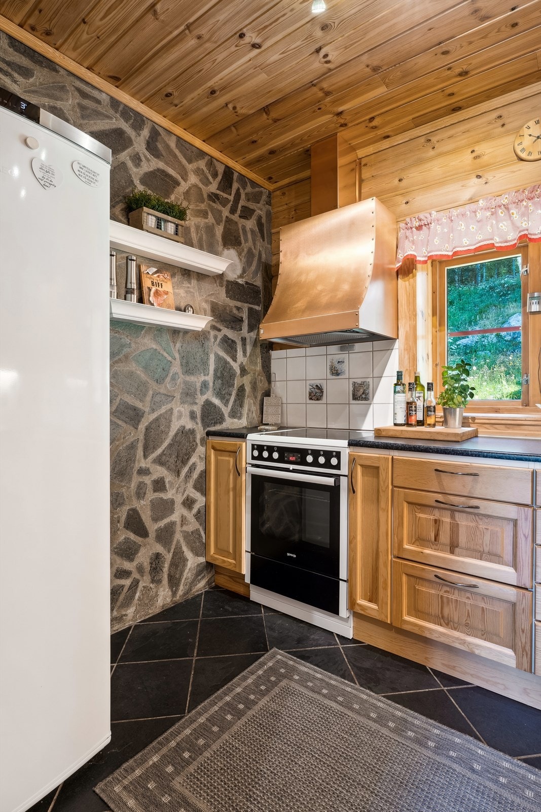 Kjøkkenet er gjennomført og har fine detaljer. Galleribilde