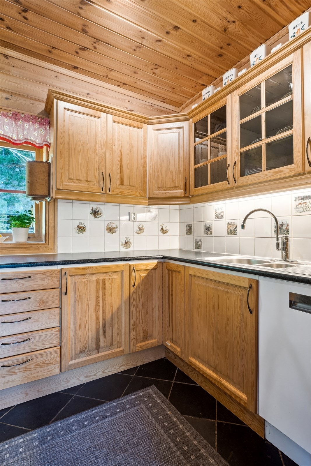 Hvitevarer som komfyr, oppvaskmaskin og kjøleskap medfølger. Galleribilde