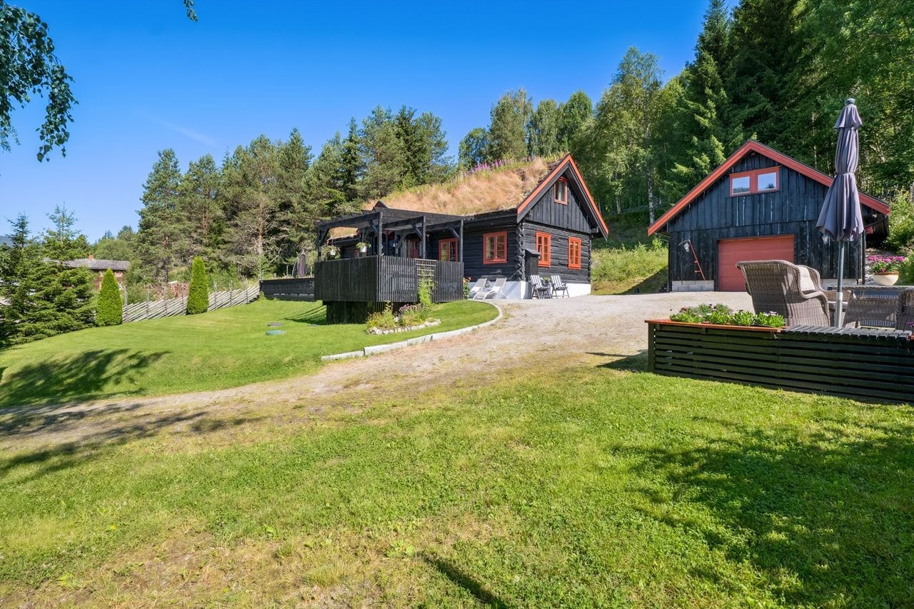 Stor tomt med flere uteplasser og lune kroker. Galleribilde