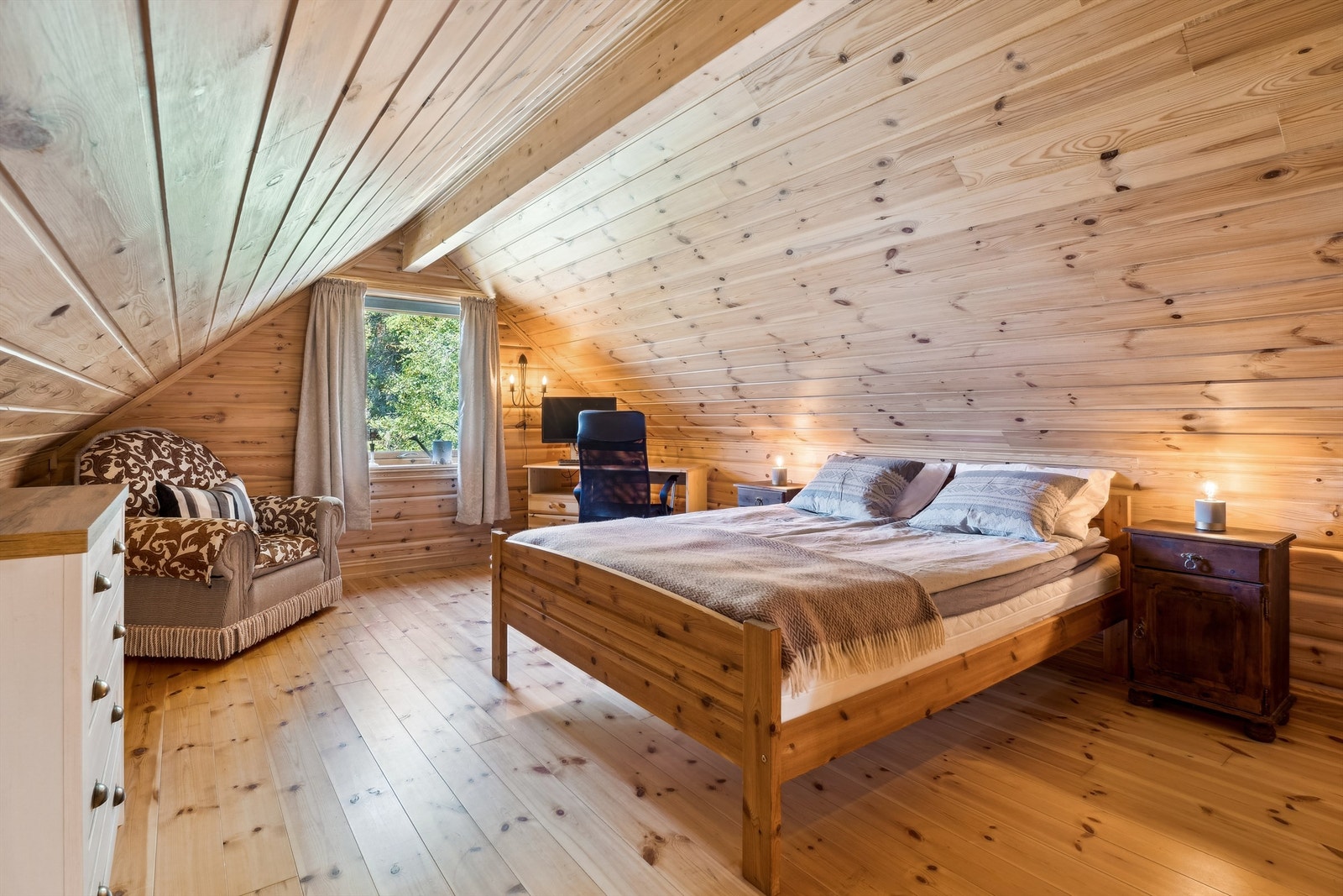 Loftets største rom gir gode bruksmuligheter. Ikke godkjent til varig opphold. Galleribilde