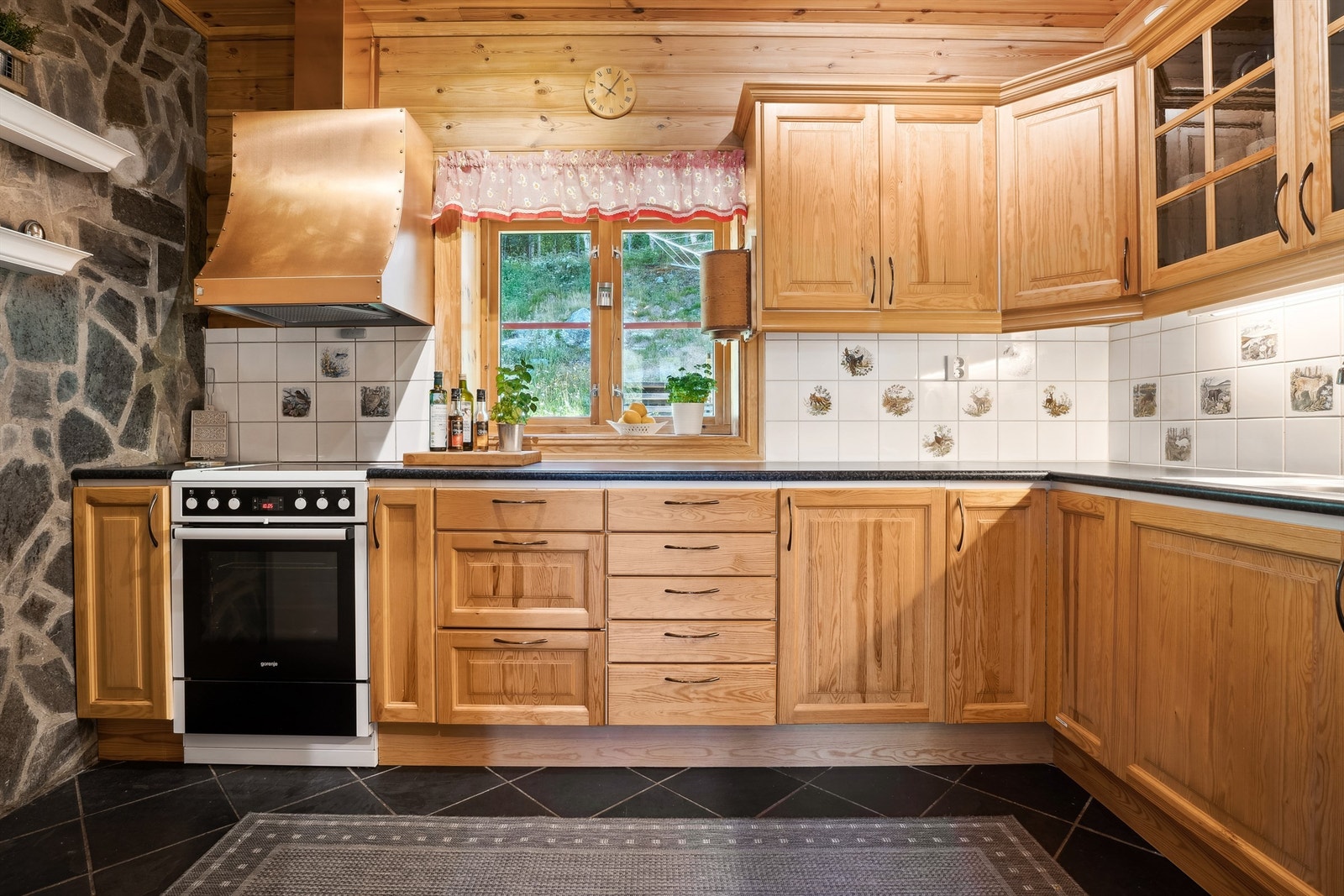 Innbydende og praktisk kjøkken med rikelig med skuff og skapplass. Galleribilde