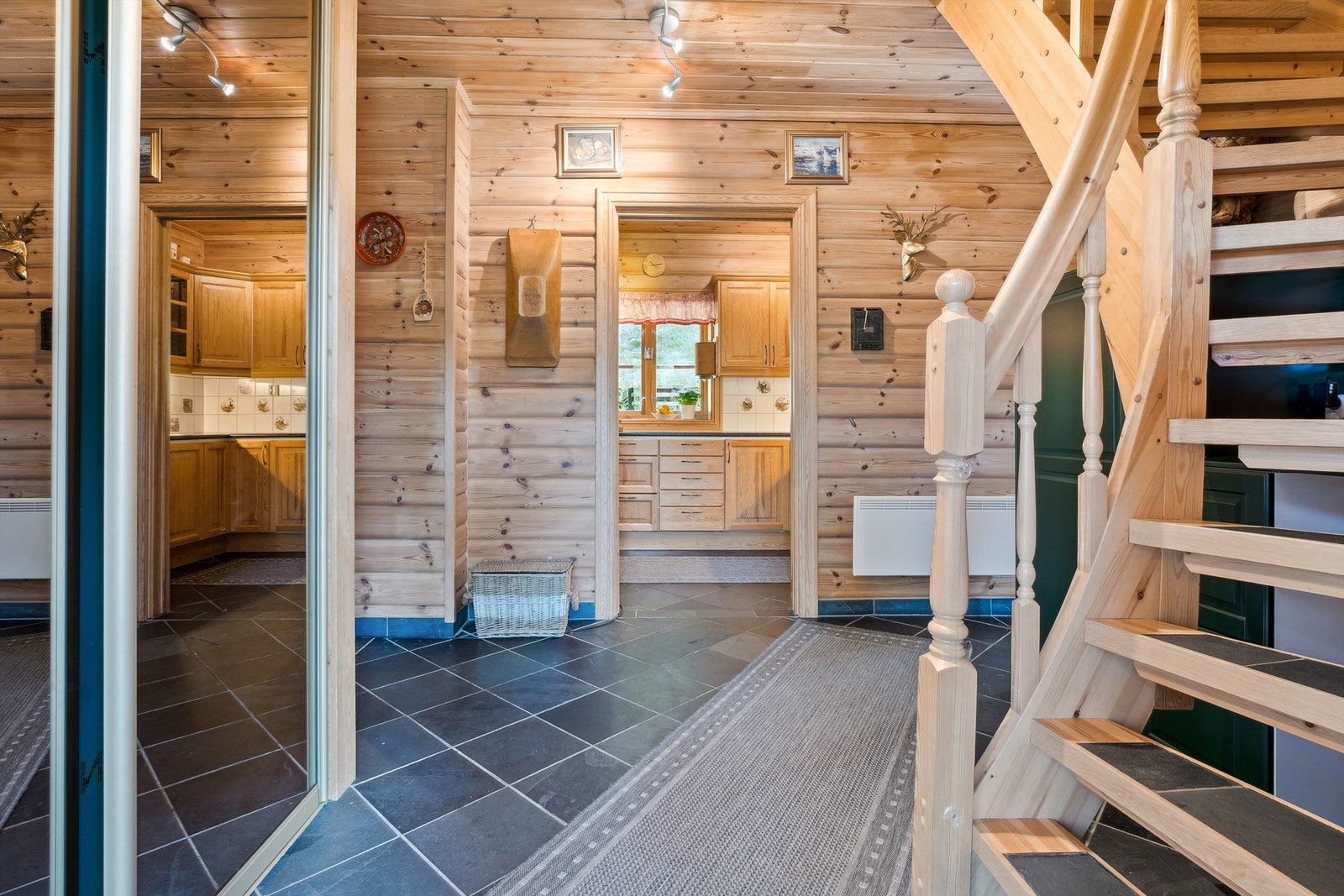 Entré med flisgulv og varmekabler, og praktisk skyvedørsgarderobe. Galleribilde