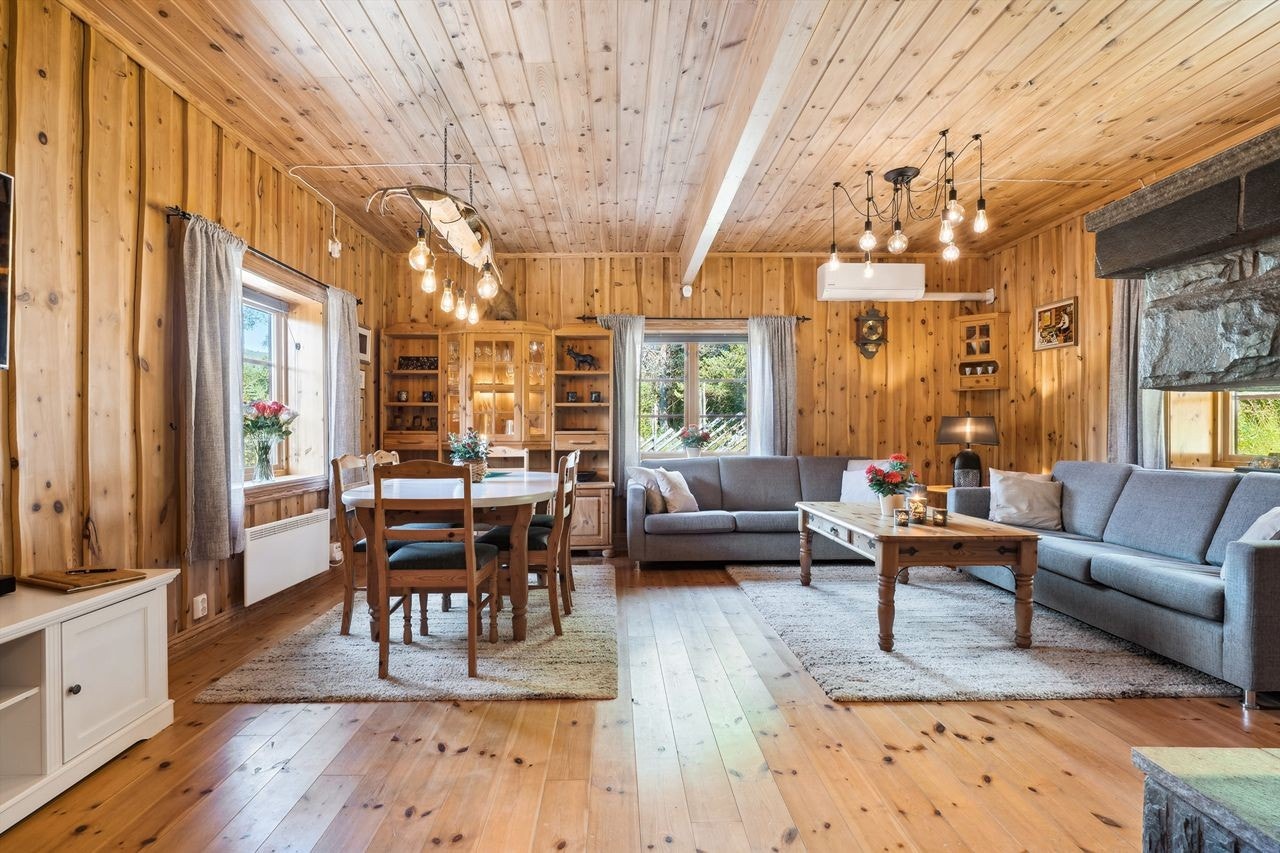 Romslig stue med god plass til møblering i flere soner. Varmepumpe fra 2019. Galleribilde