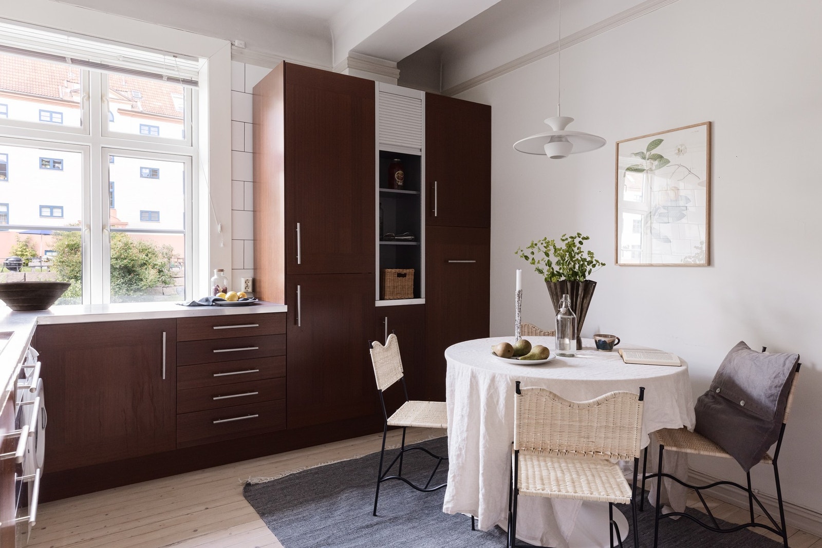 Stort kjøkken areal med plass til spisebord. Galleribilde