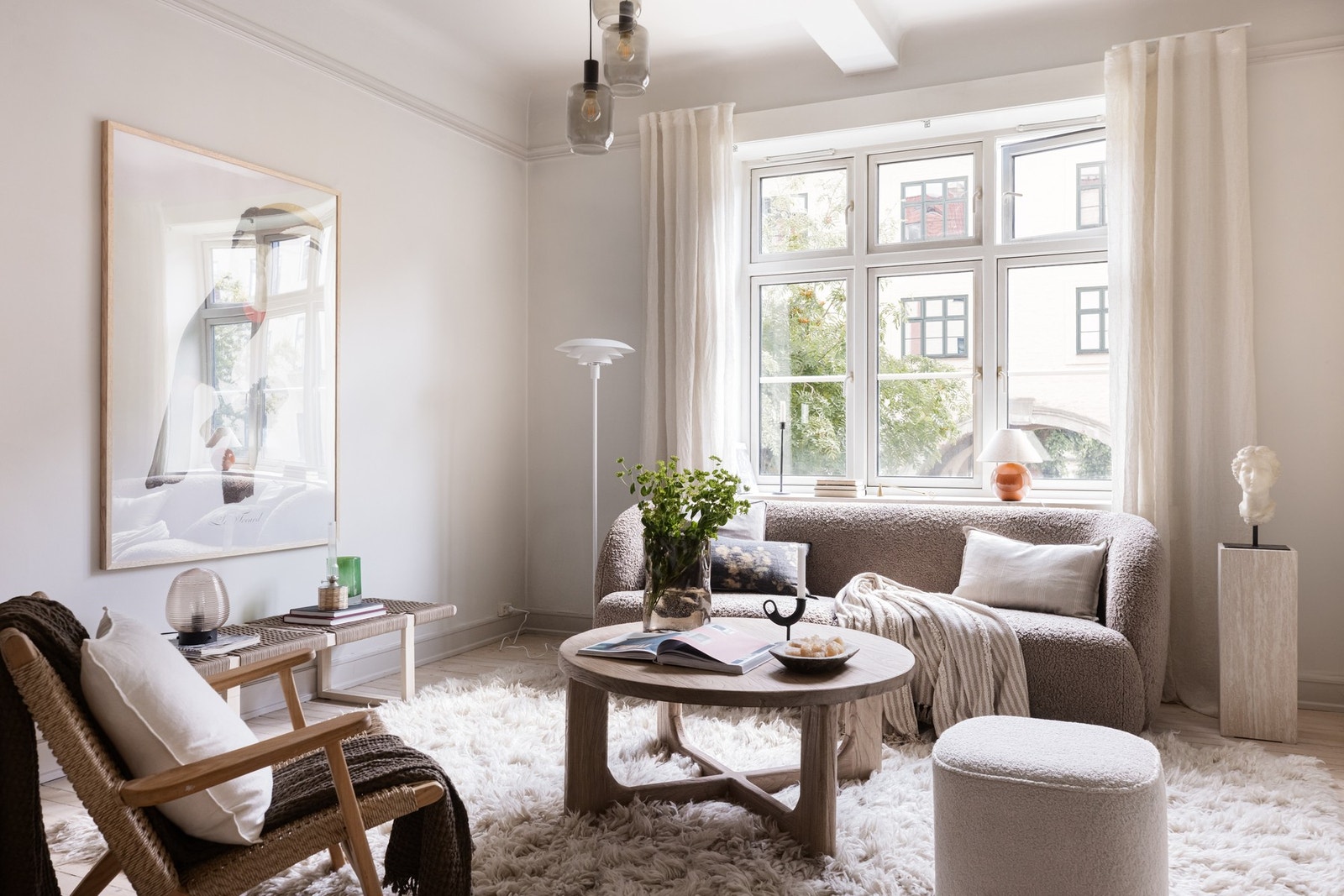 Nydelig stue med brede vindusflater gir en fantastisk romfølelse. Galleribilde