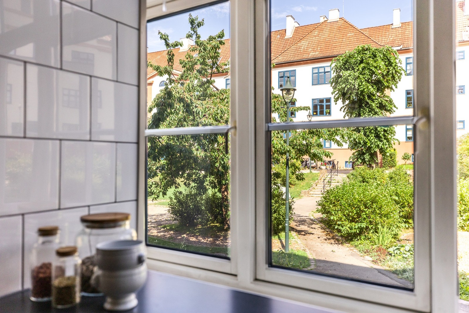 Kjøkkenet vender mot rolig bakgård med frodig utsyn. Galleribilde