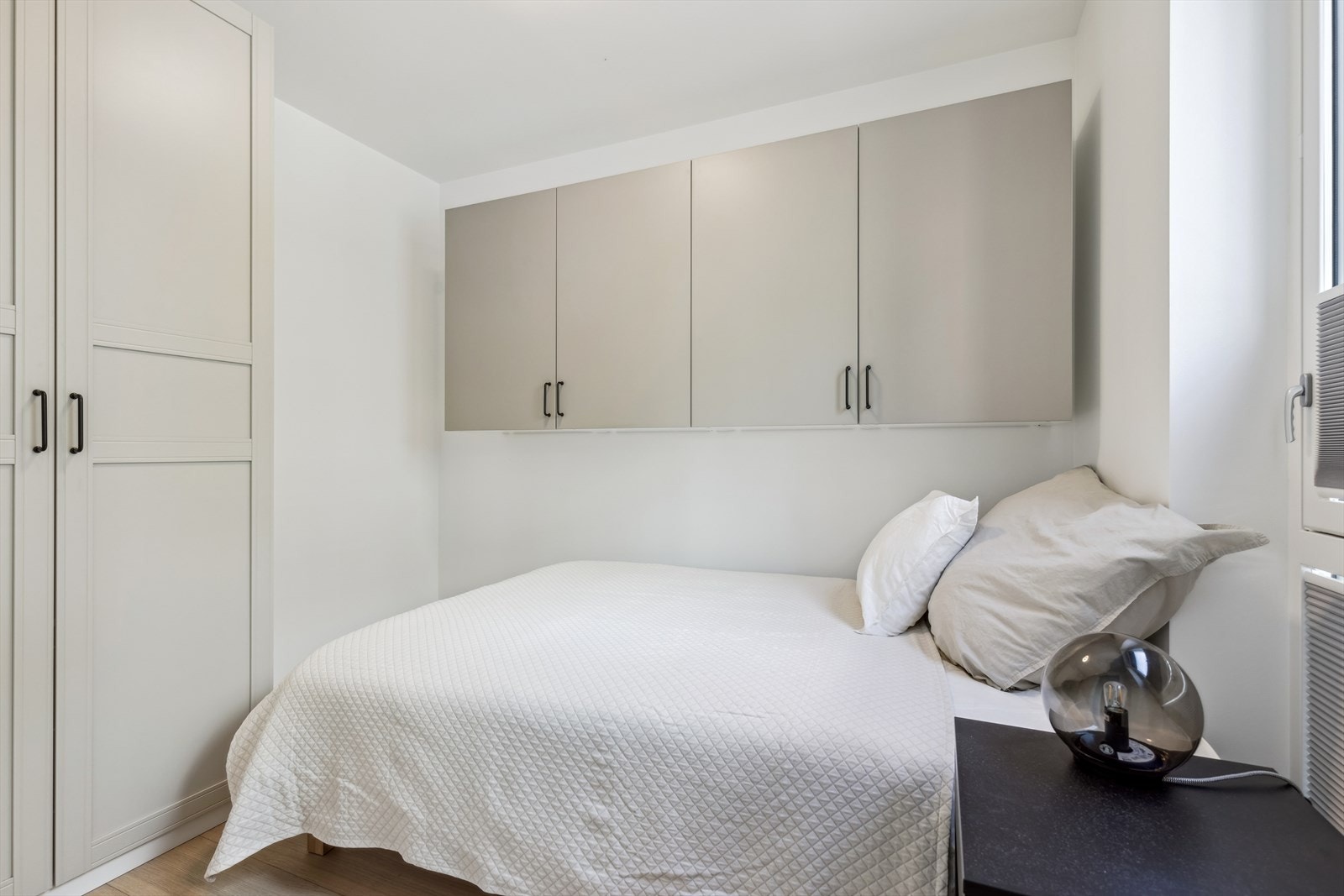 Soverom med praktis oppbevaring! Galleribilde