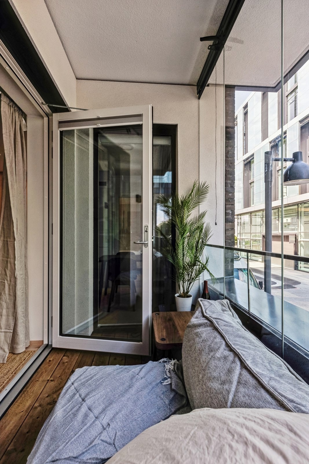 Det er utgang til romslig innglasset balkong! Perfekt for sene kvelder med venner og familie. Galleribilde