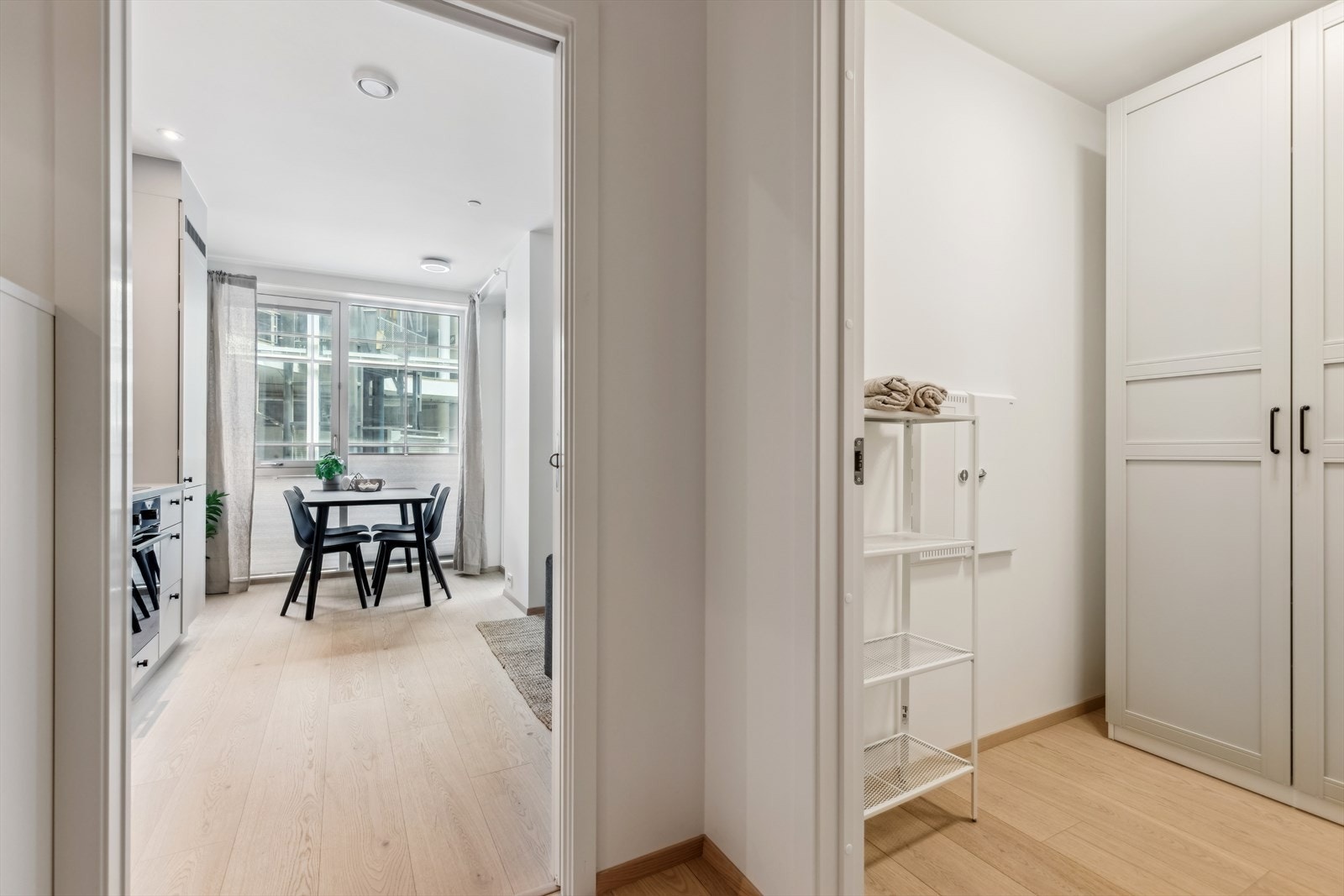 Velkommen inn! Det er plass til å henge av seg yttertøy og sette fra seg sko - fra gangen er det adkomst til bod og videre til stue/kjøkken. Galleribilde