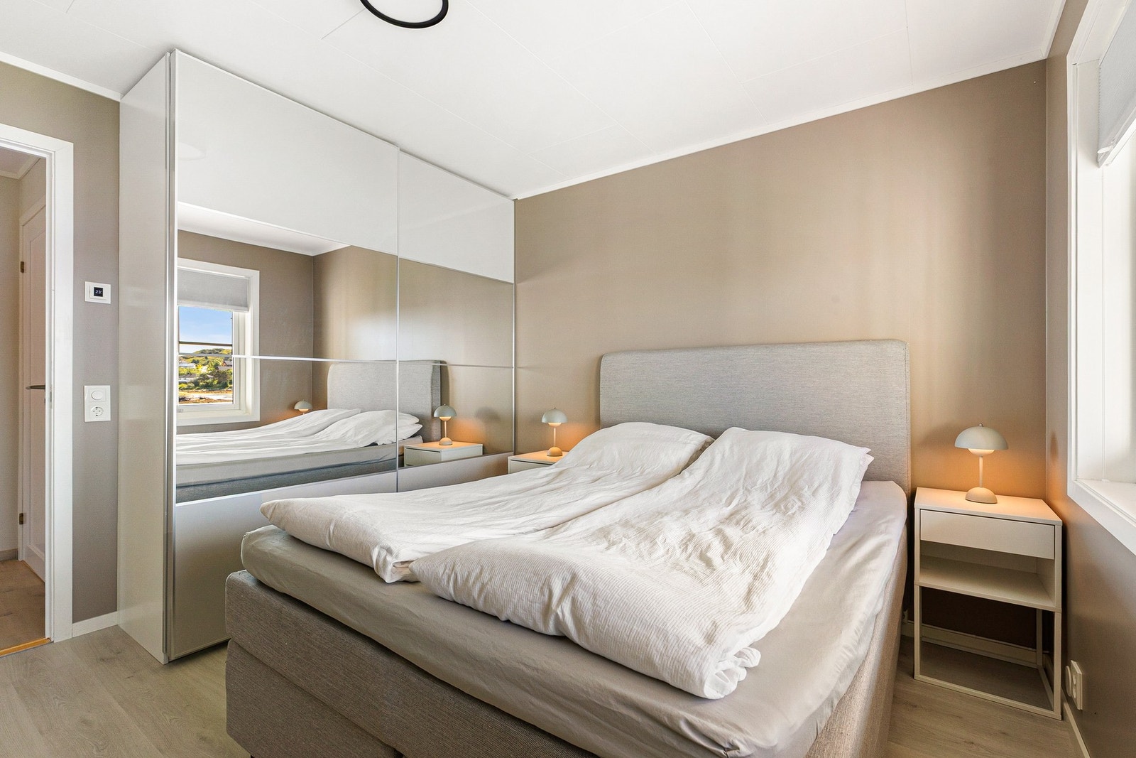 Hovedsoverommet er av god størrelse og har god plass til dobbeltseng, nattbord og garderobeløsning Galleribilde