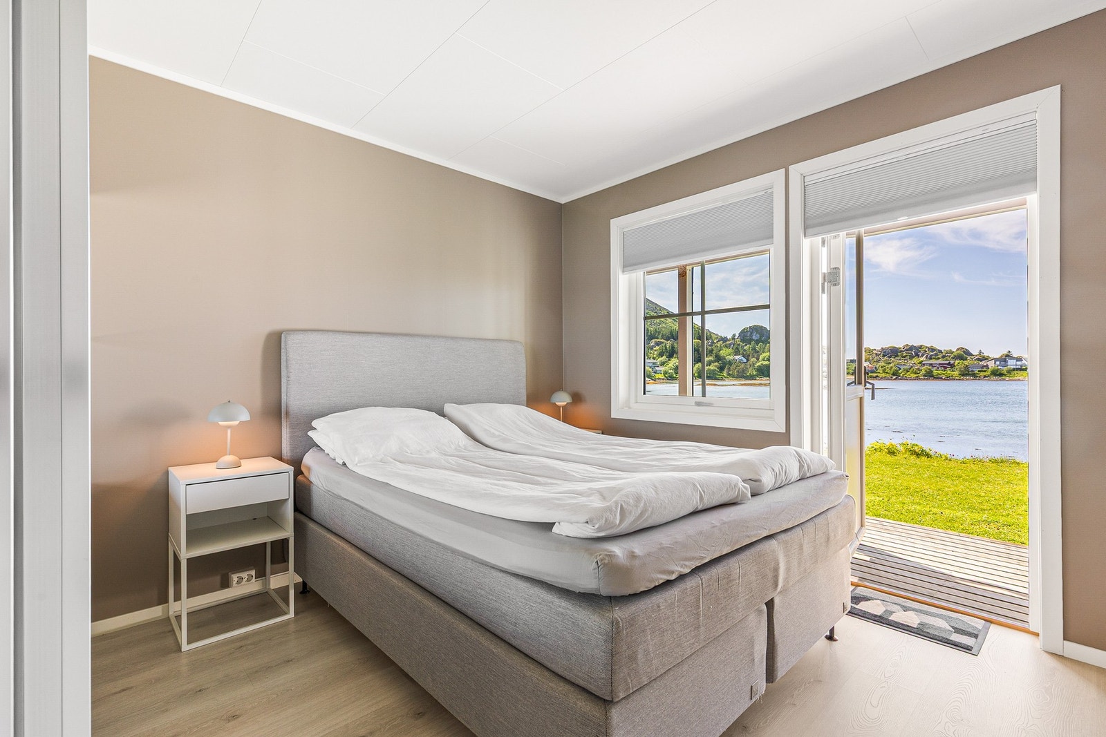 Rommet får godt med naturlig lys inn fra store vindusflater Galleribilde