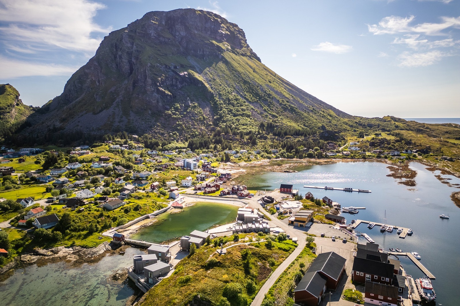Lovundfjellet rett i nærheten - en topptur med utsikt som belønning Galleribilde