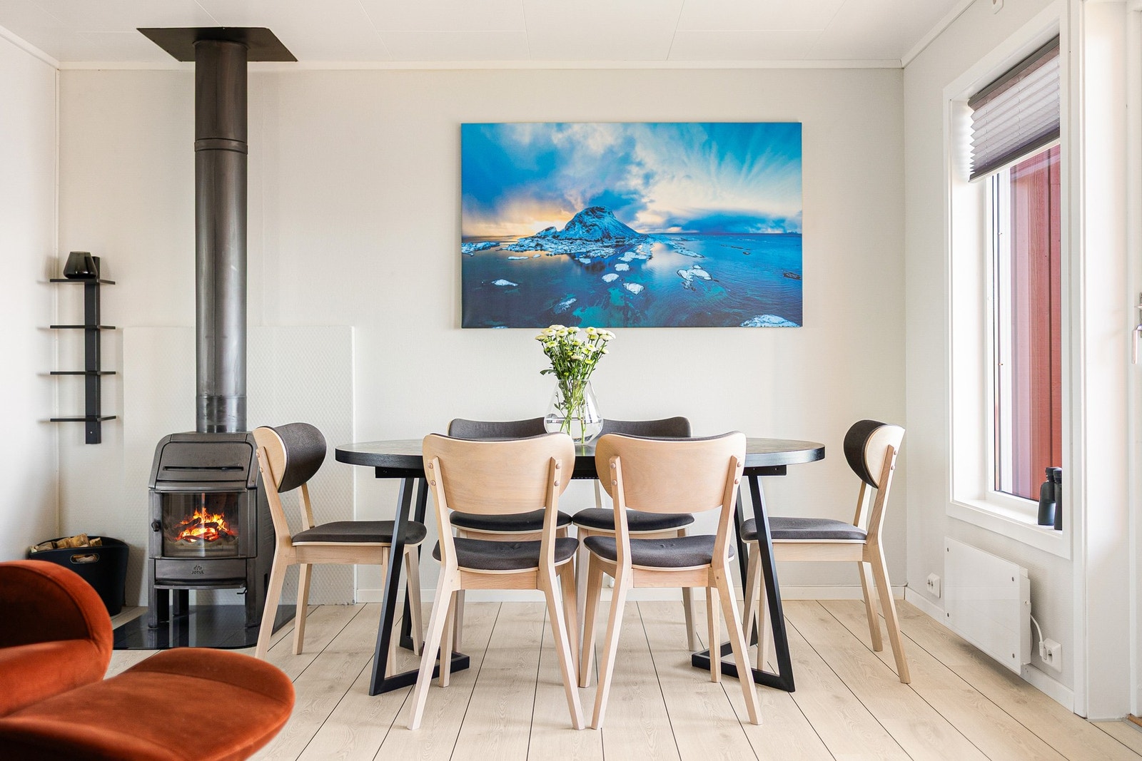 Spiseplassen får sin naturlige plass ved vinduet og er i tilknytning til kjøkkenet Galleribilde