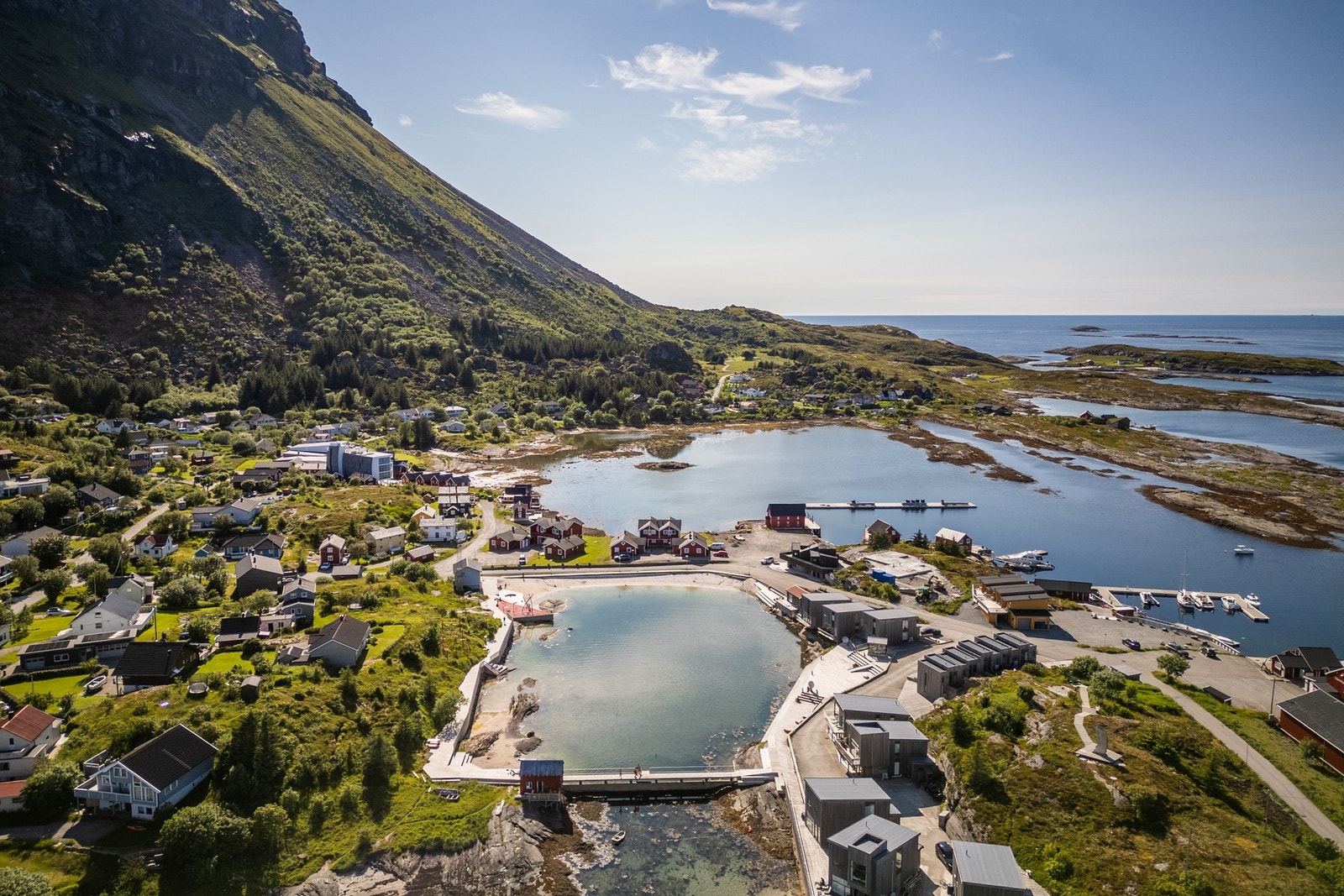 Nærområdet preges av fjell, hav og grønn vegetasjon - et eldorado for turglade. Galleribilde
