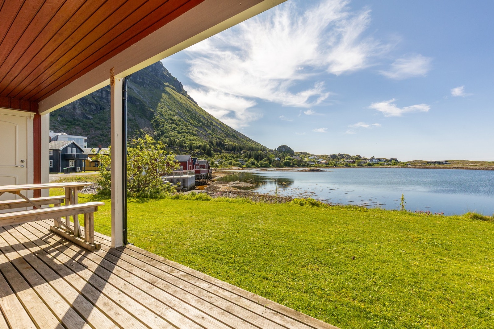 Fra soverommet har du utgang til en flott markterrasse og videre tilgang til hage Galleribilde