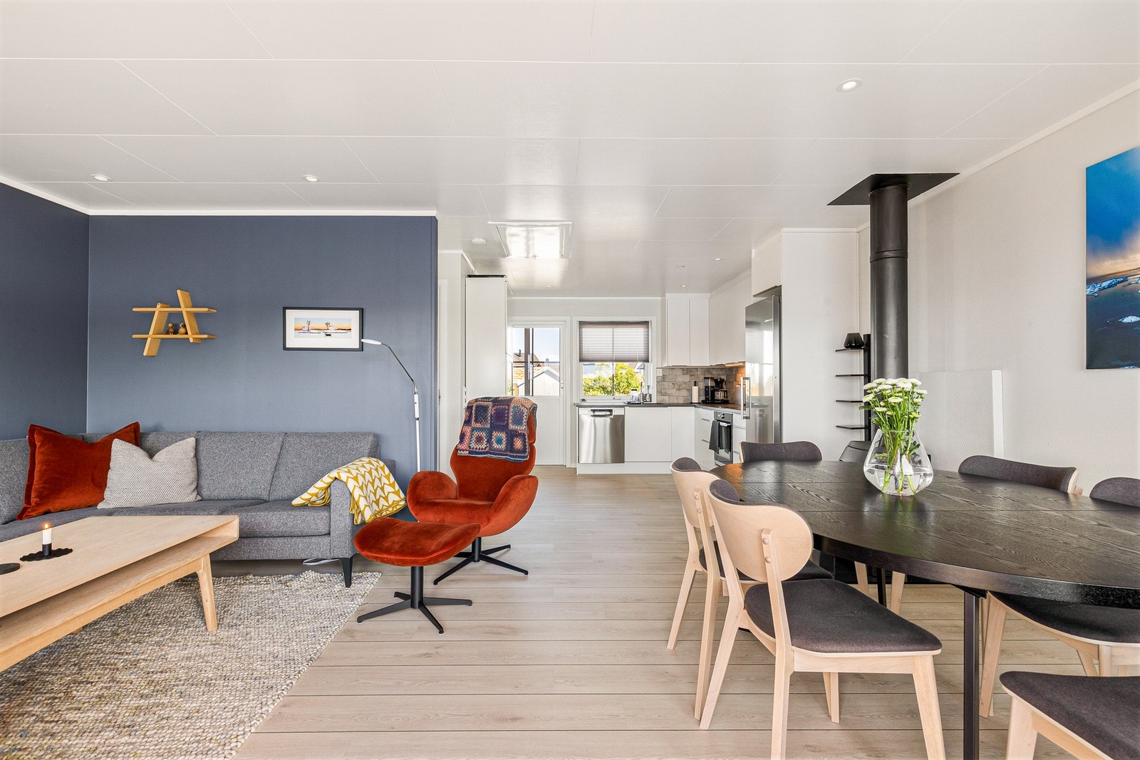 Den åpne løsningen mellom stuen og kjøkkenet gir boligen flere sosiale soner selv ved matlagingen Galleribilde