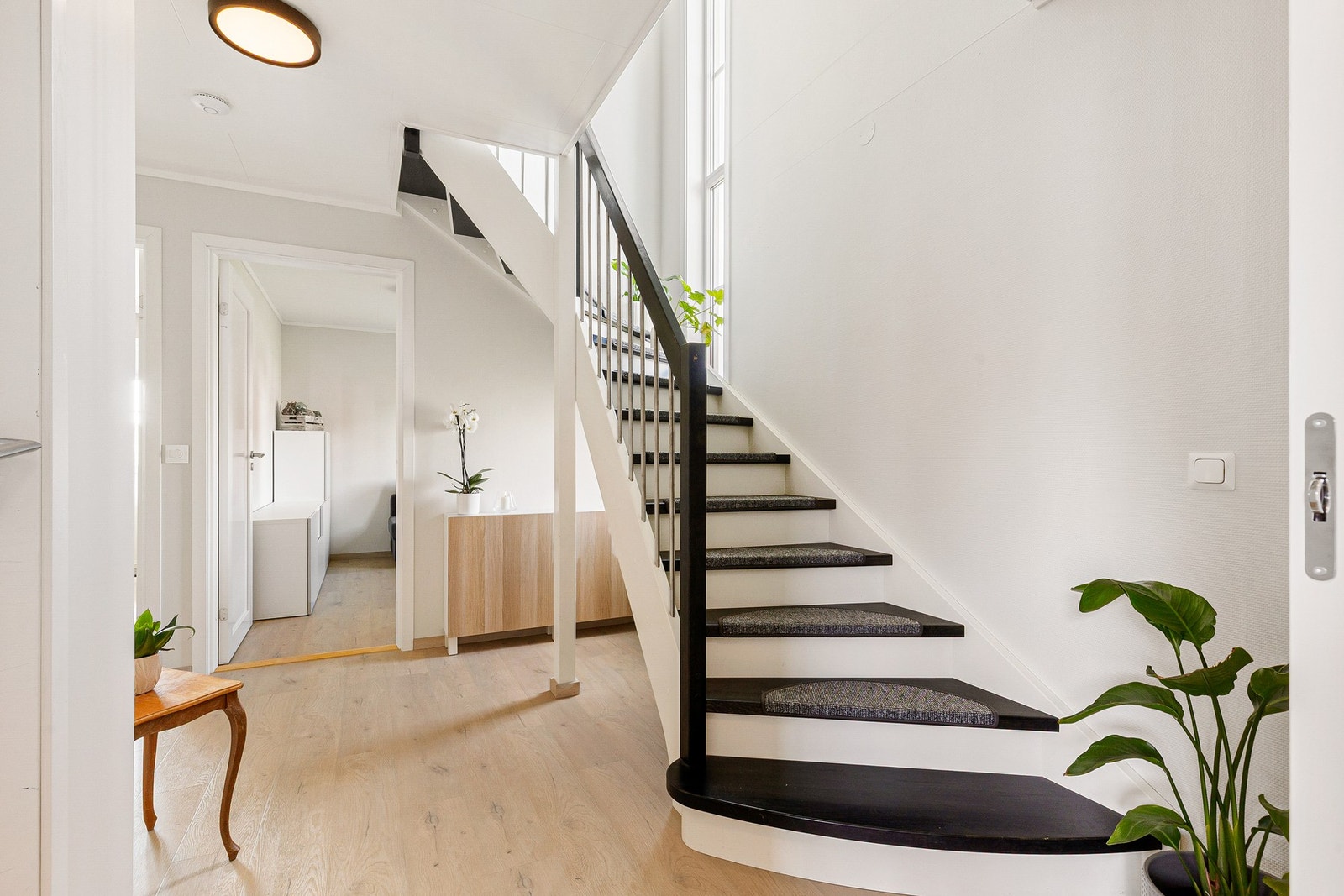 Fra entreen tar vi oss videre inn til hallen som fører oss til resten av boligen Galleribilde