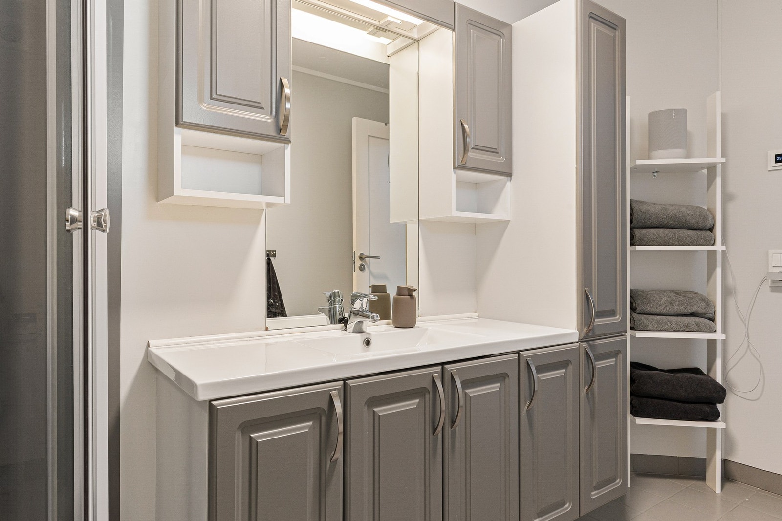 Godt med skapplass på badet Galleribilde