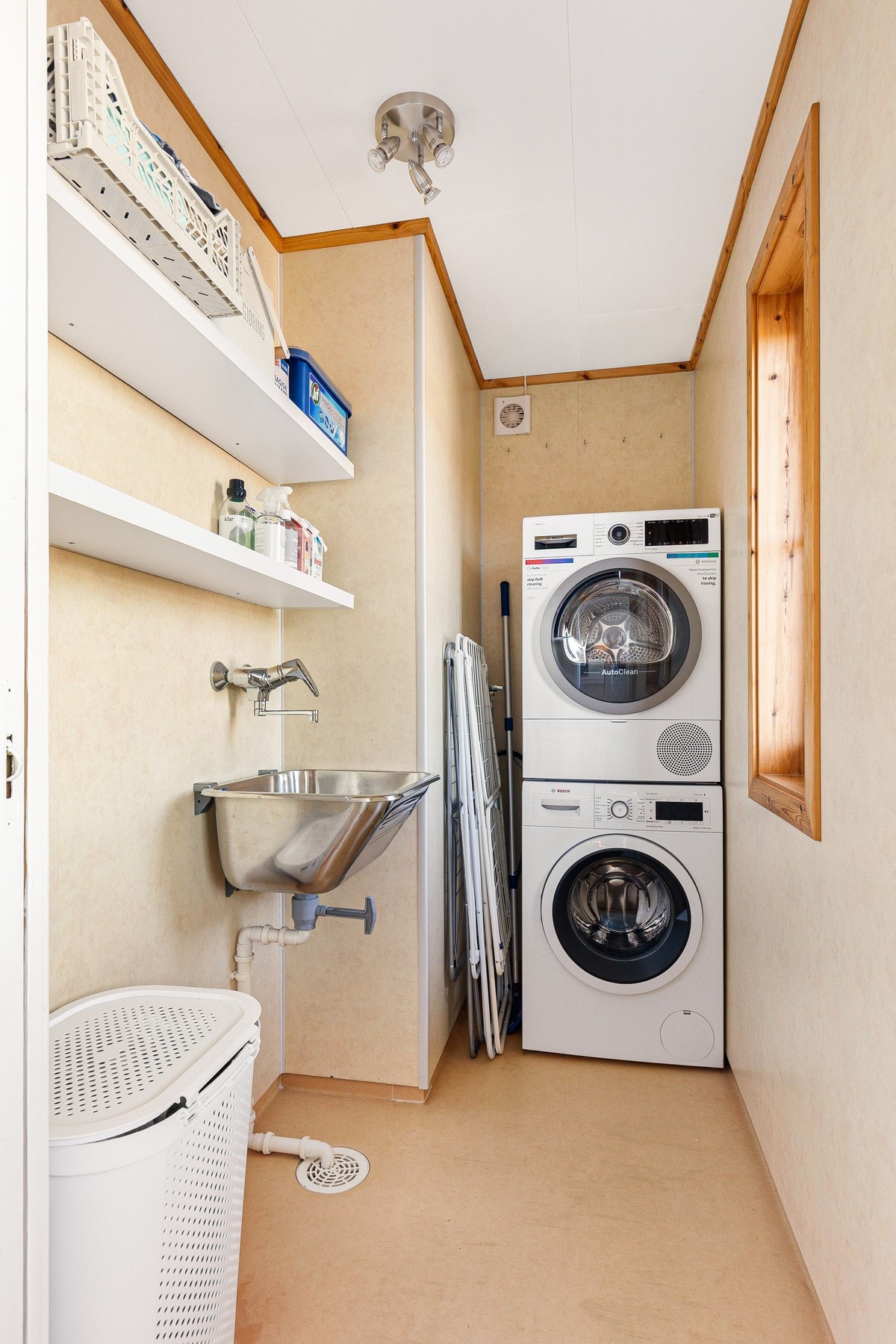 Vaskerommet har opplegg for vaskemaskin og tørketrommel Galleribilde