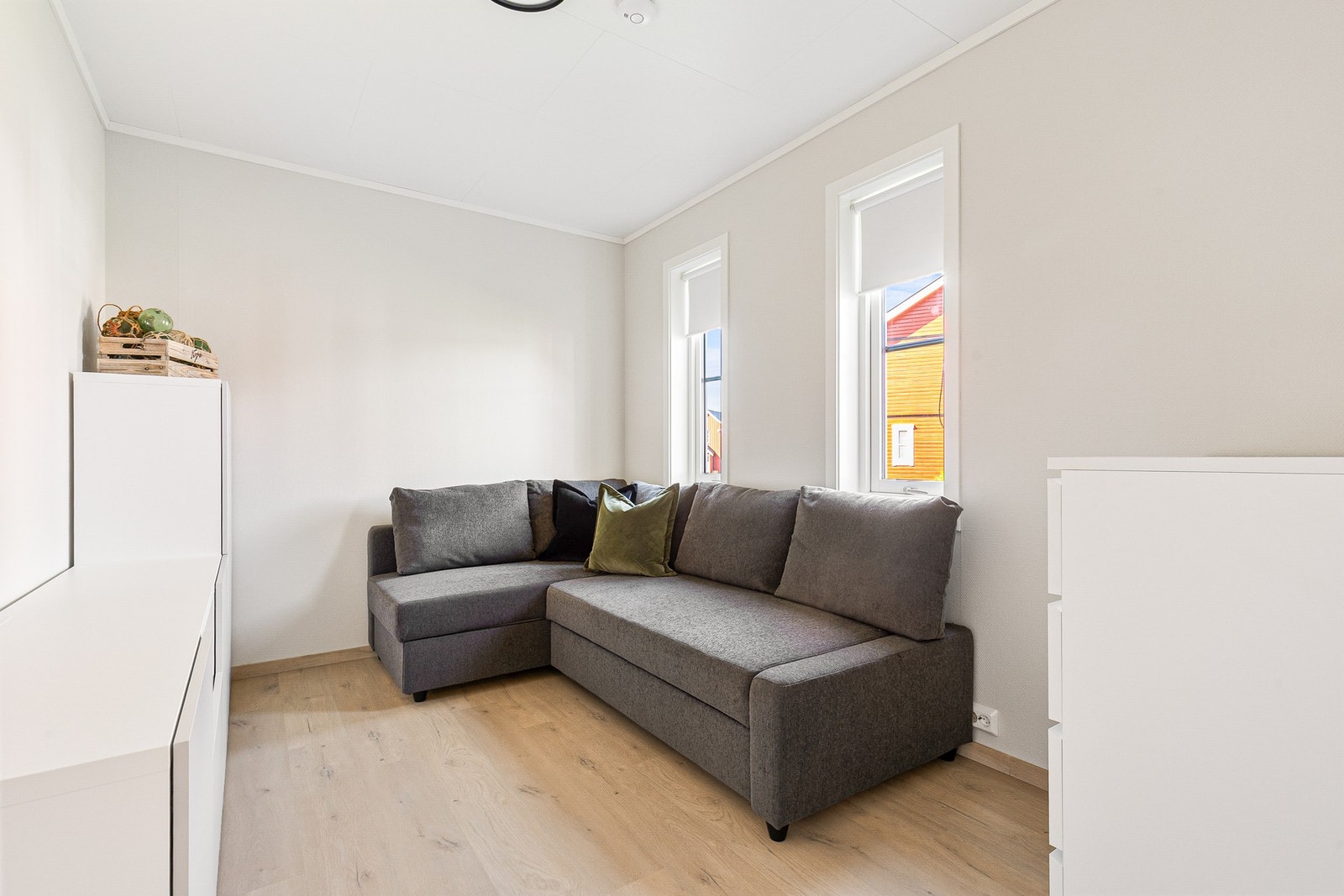 Boligens andre soverom er lyst og har god plass til seng, nattbord og garderobe Galleribilde