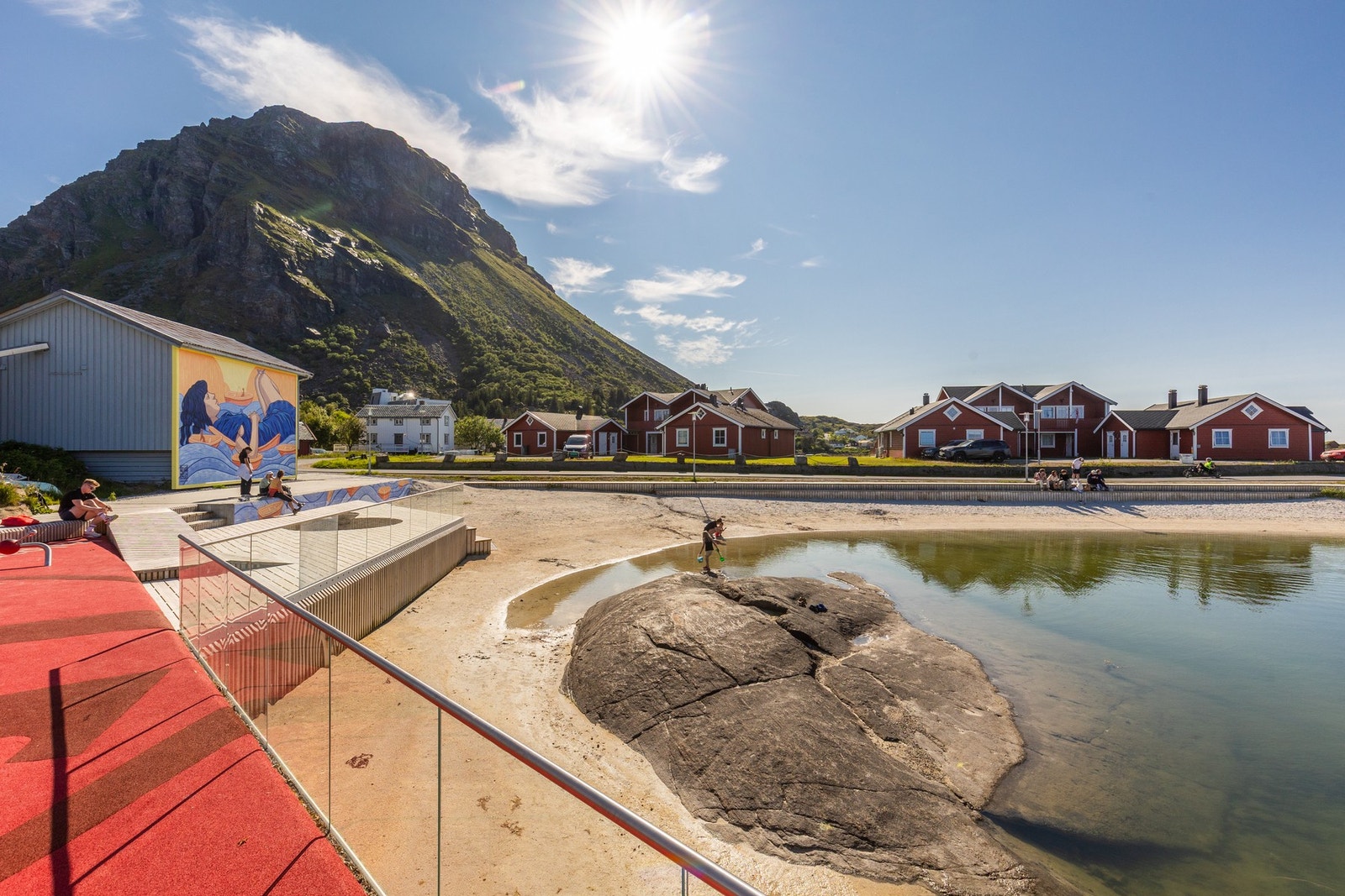 Her er det både leke muligheter for barna, strand og hyggelige sitteplasser Galleribilde