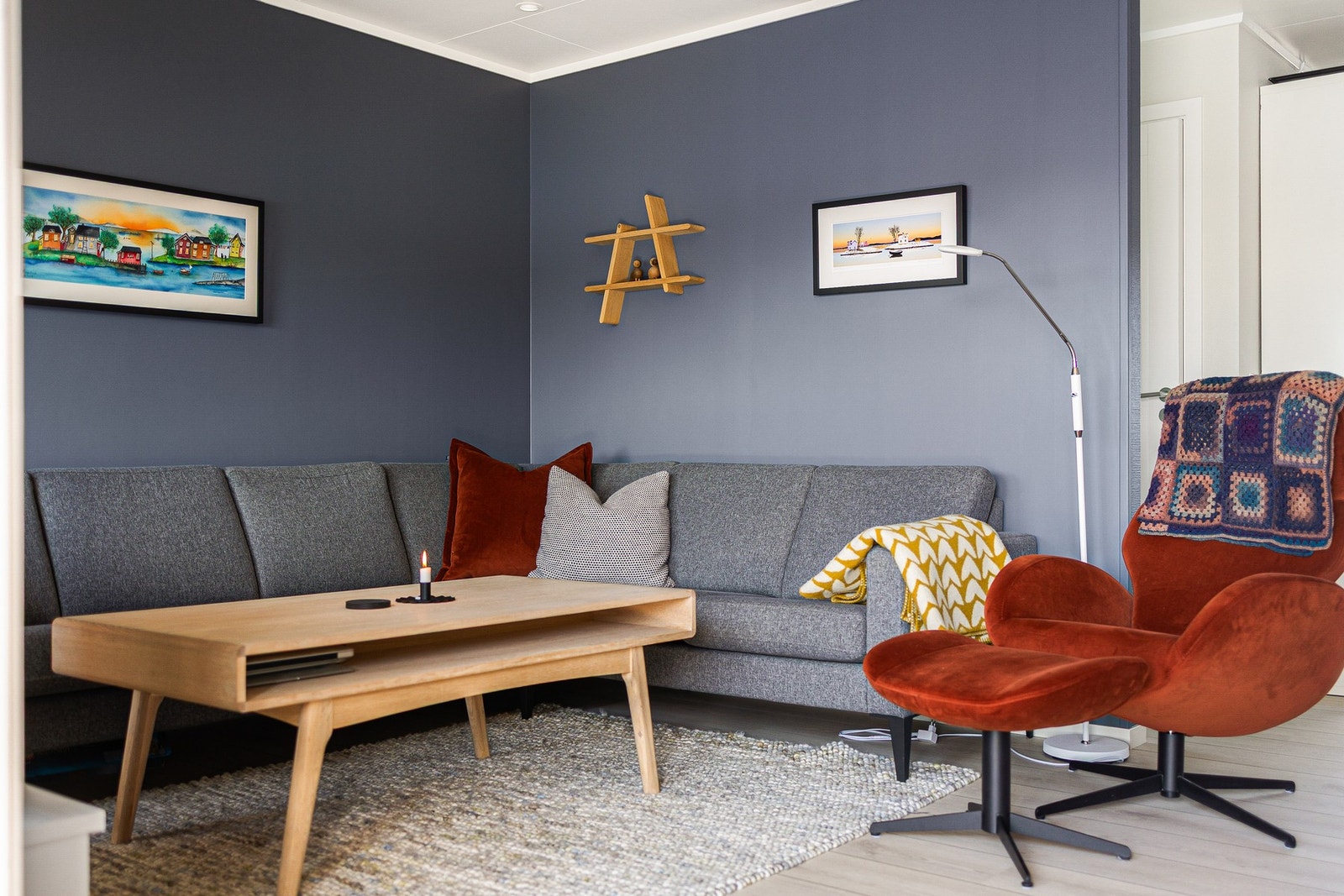 Stuen rommer god plass til sofagruppe med tilhørende møblement Galleribilde