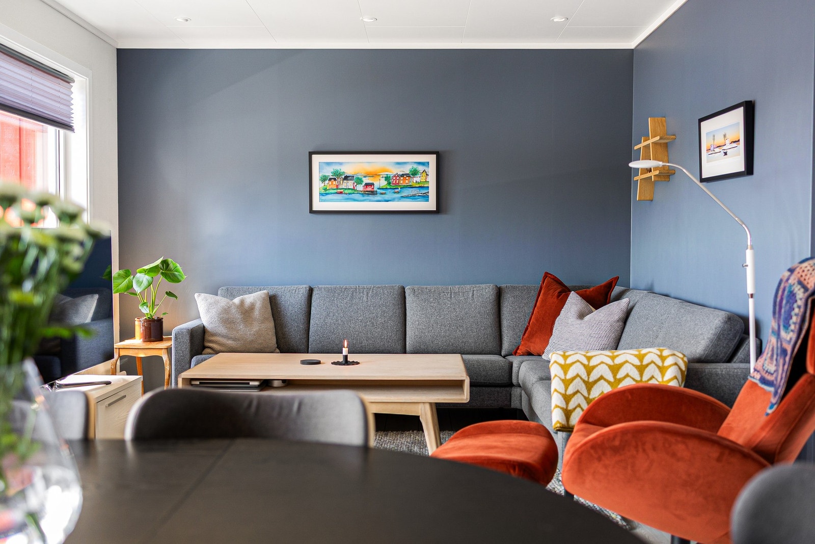 Store vindusflater som gir boligen godt med naturlig lys Galleribilde